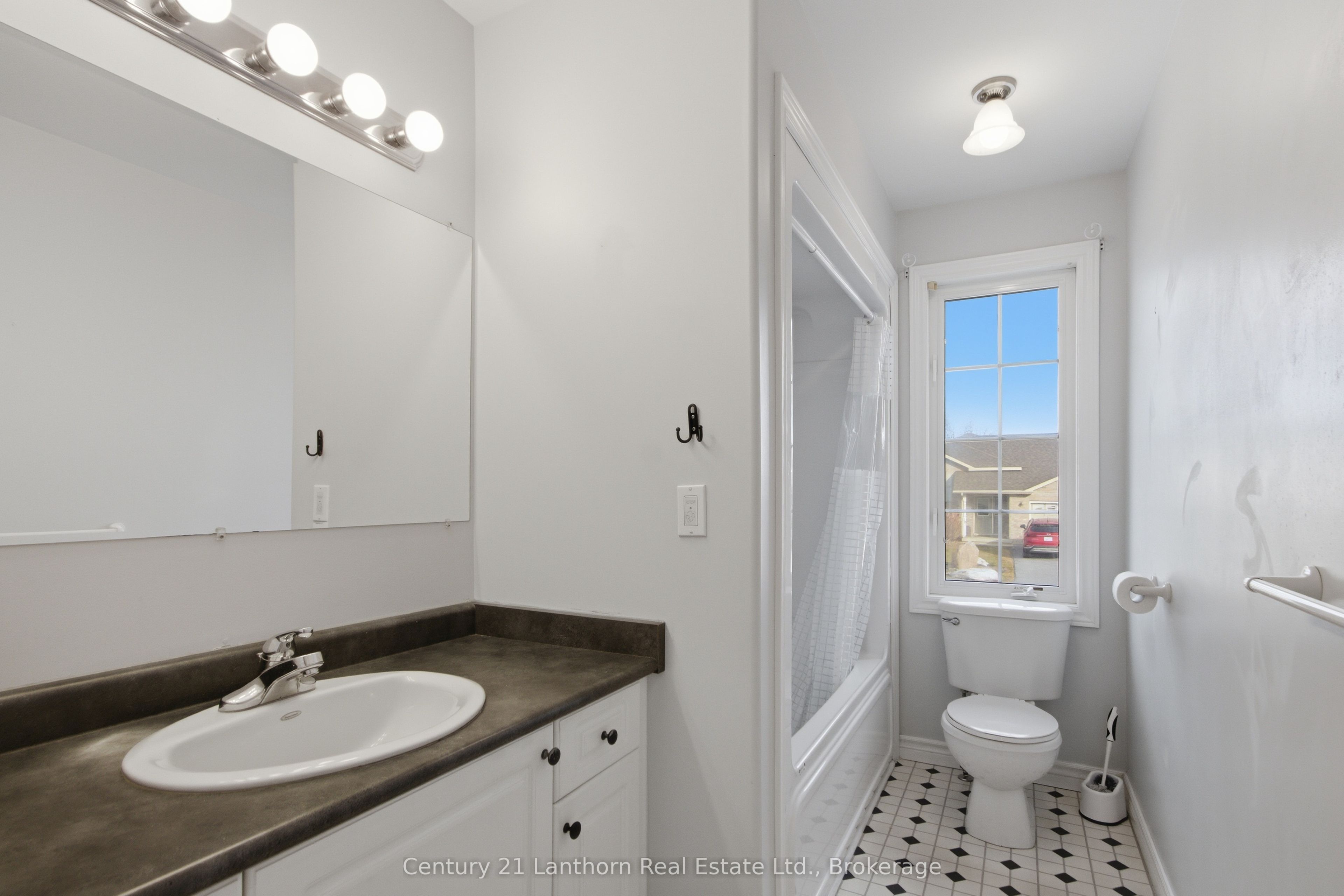6 Chisholm Square Property Photo 11