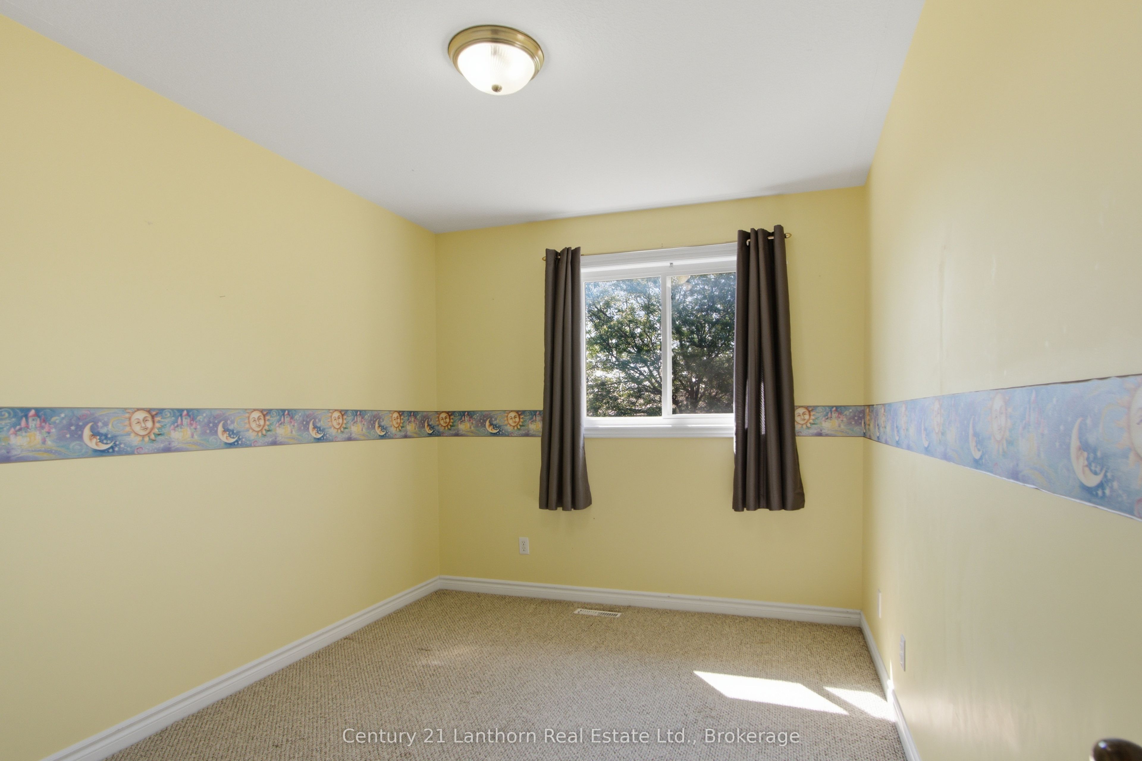 6 Chisholm Square Property Photo 12