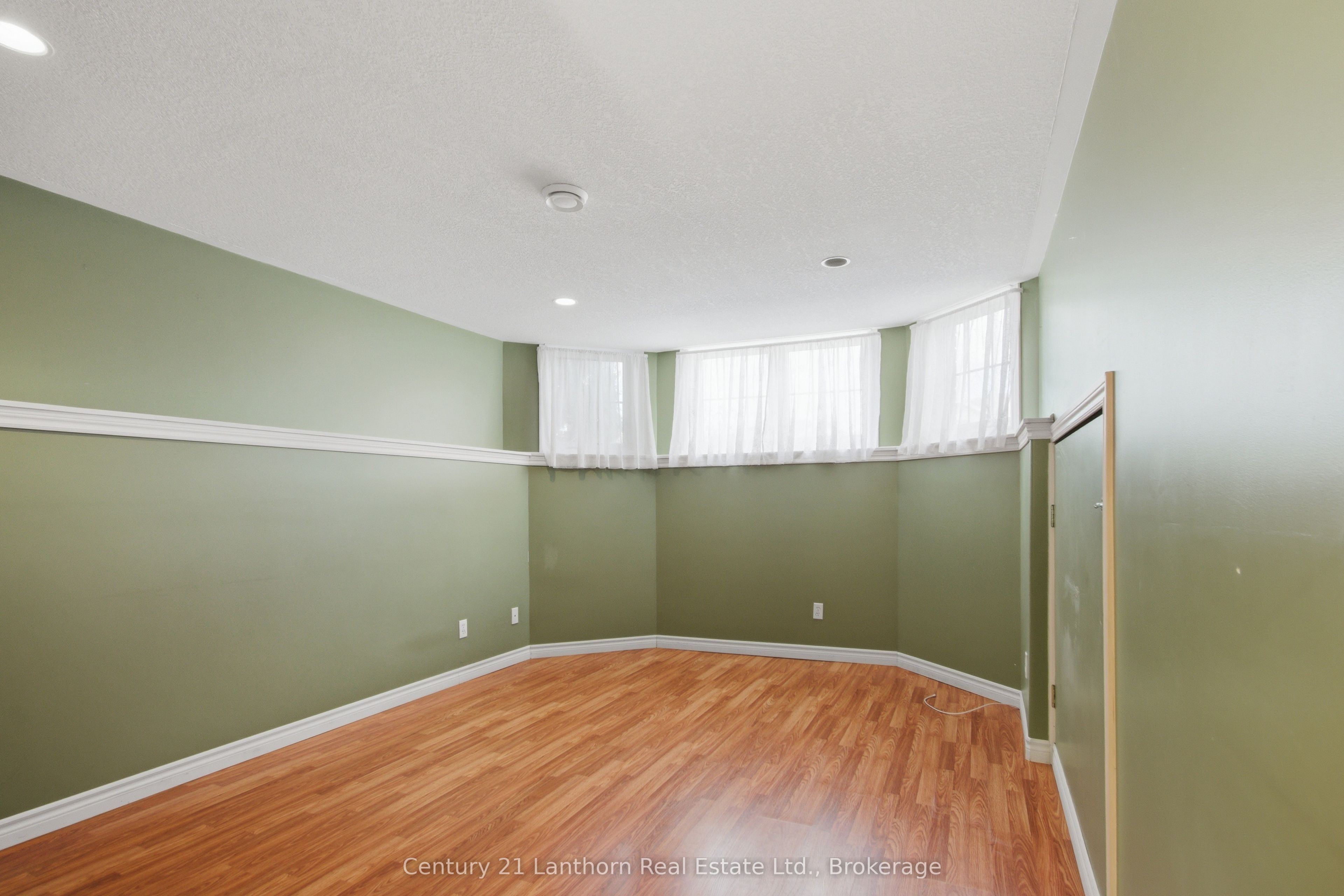 6 Chisholm Square Property Photo 17