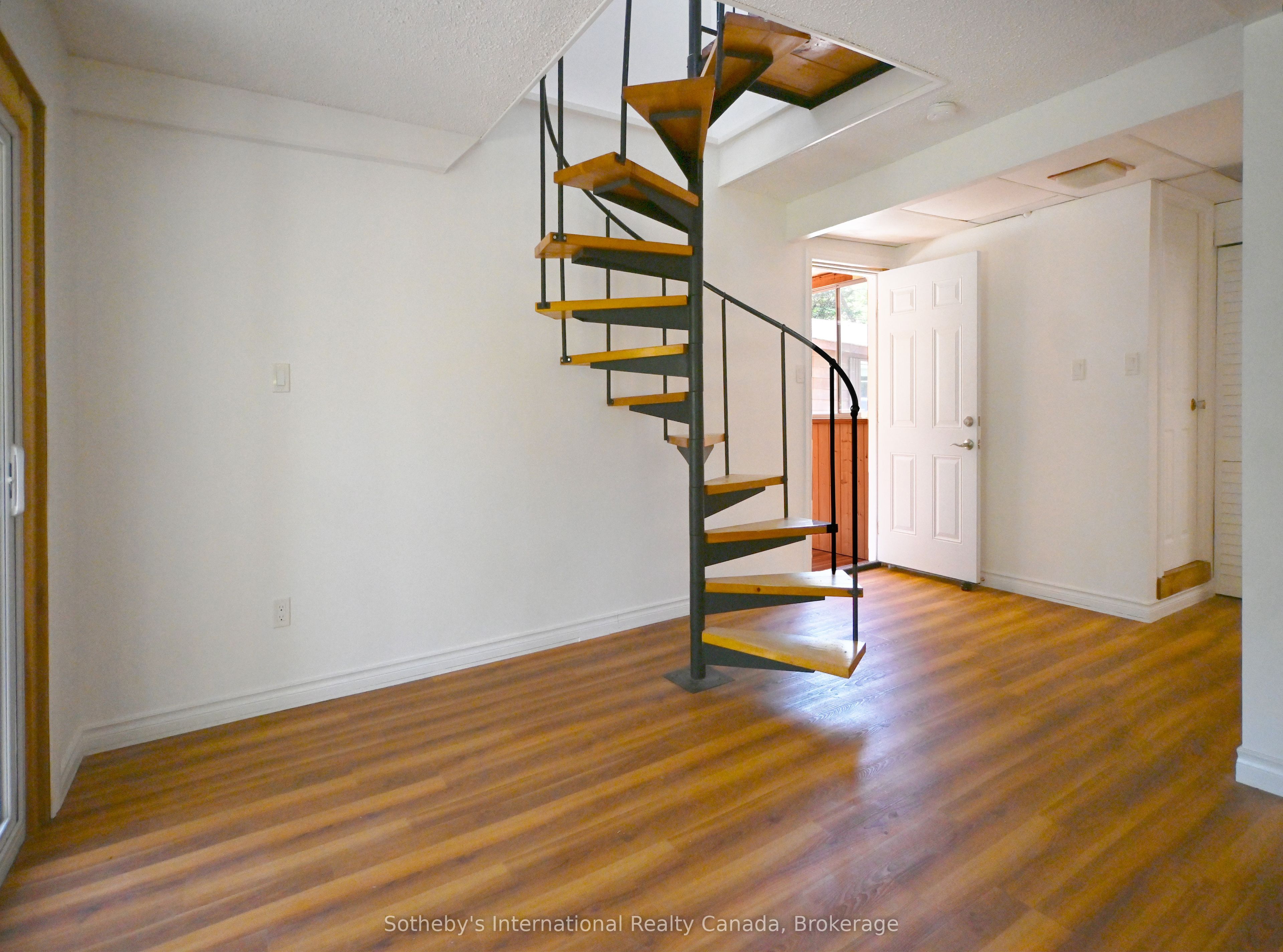 1072 Holiday Park Drive Property Photo 7