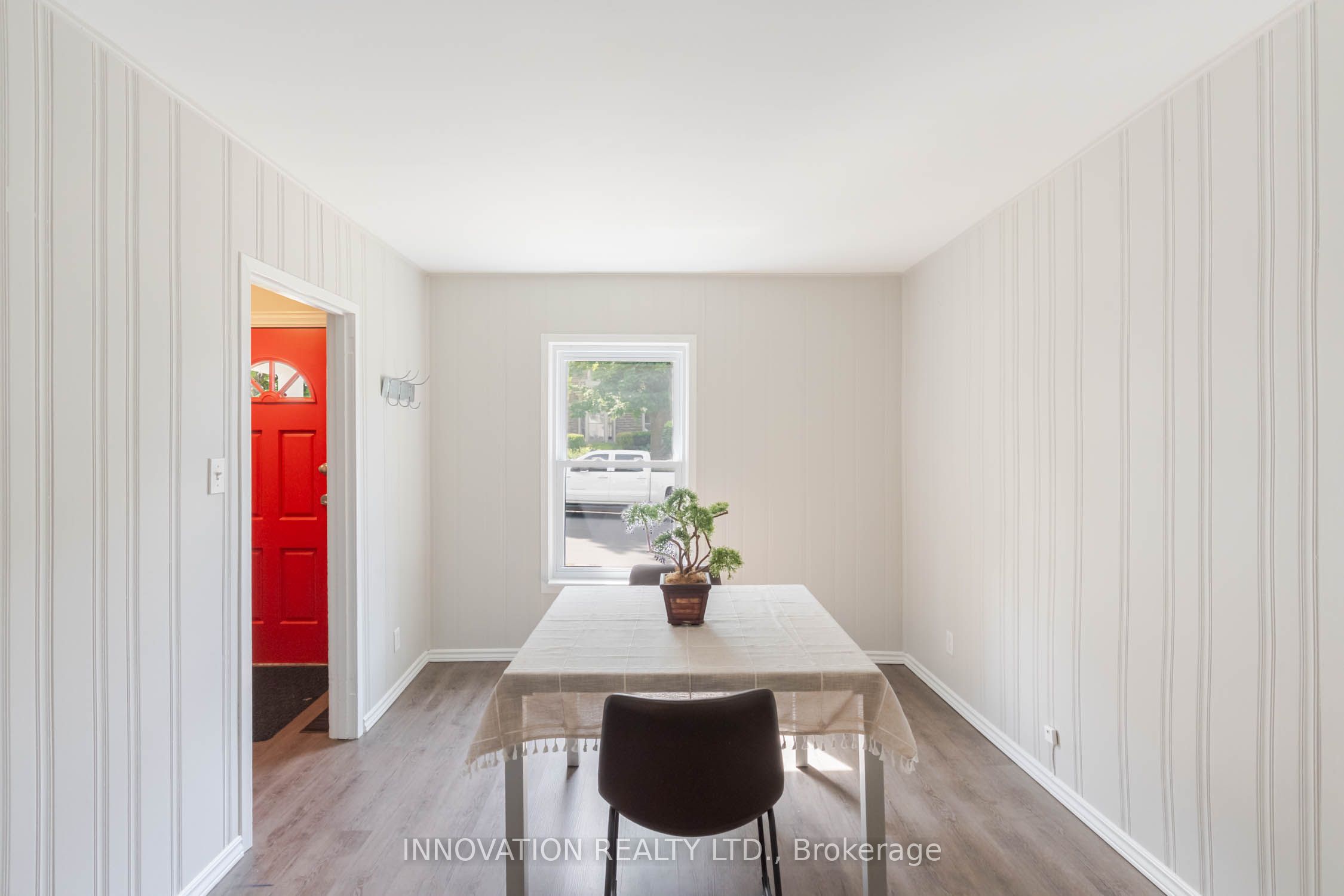 106 James Street E Property Photo 4