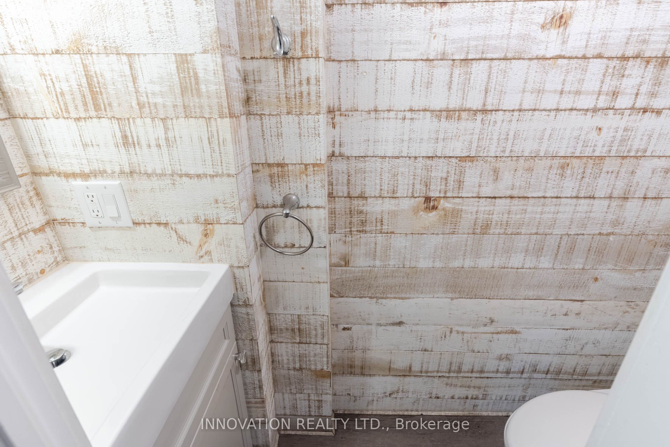 106 James Street E Property Photo 9