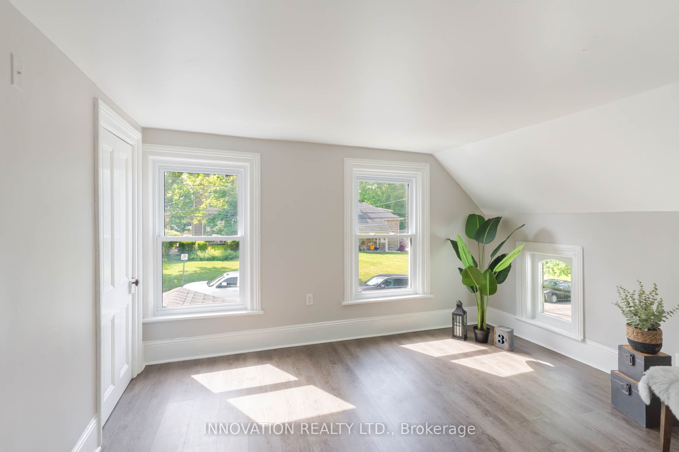 106 James Street E Property Photo 17