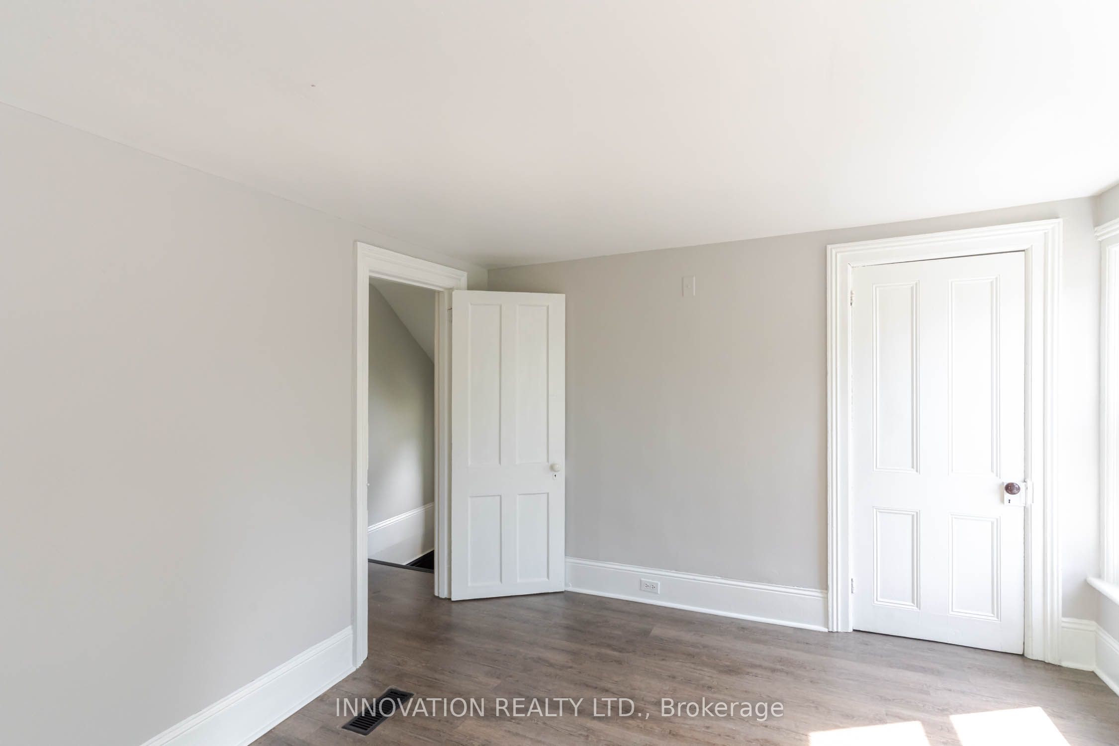 106 James Street E Property Photo 18