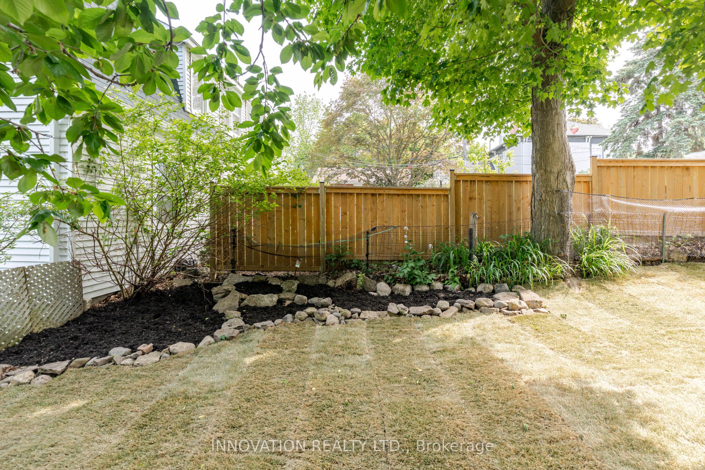 106 James Street E Property Photo 32