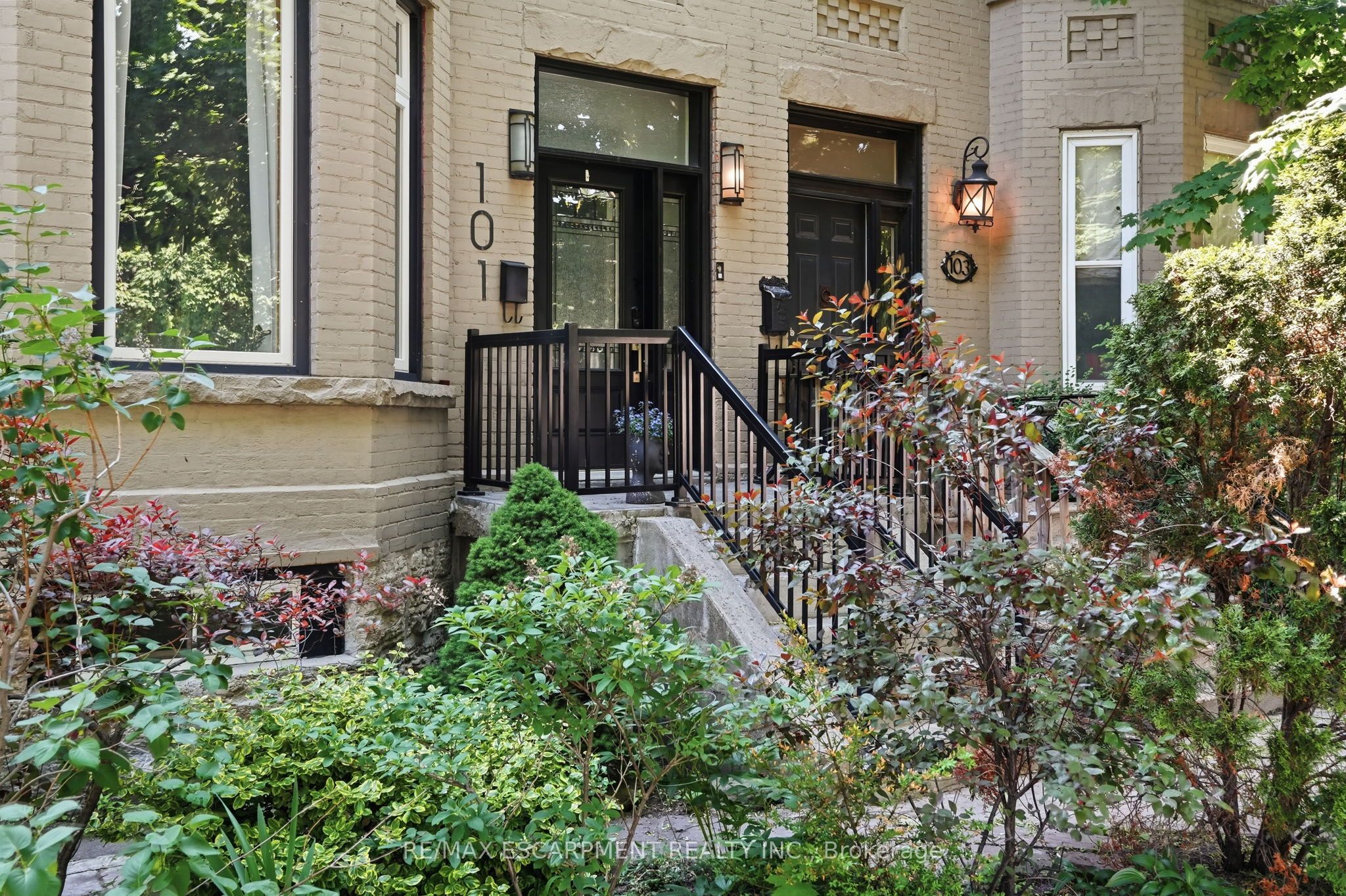 101 Victoria Avenue S Property Photo 1