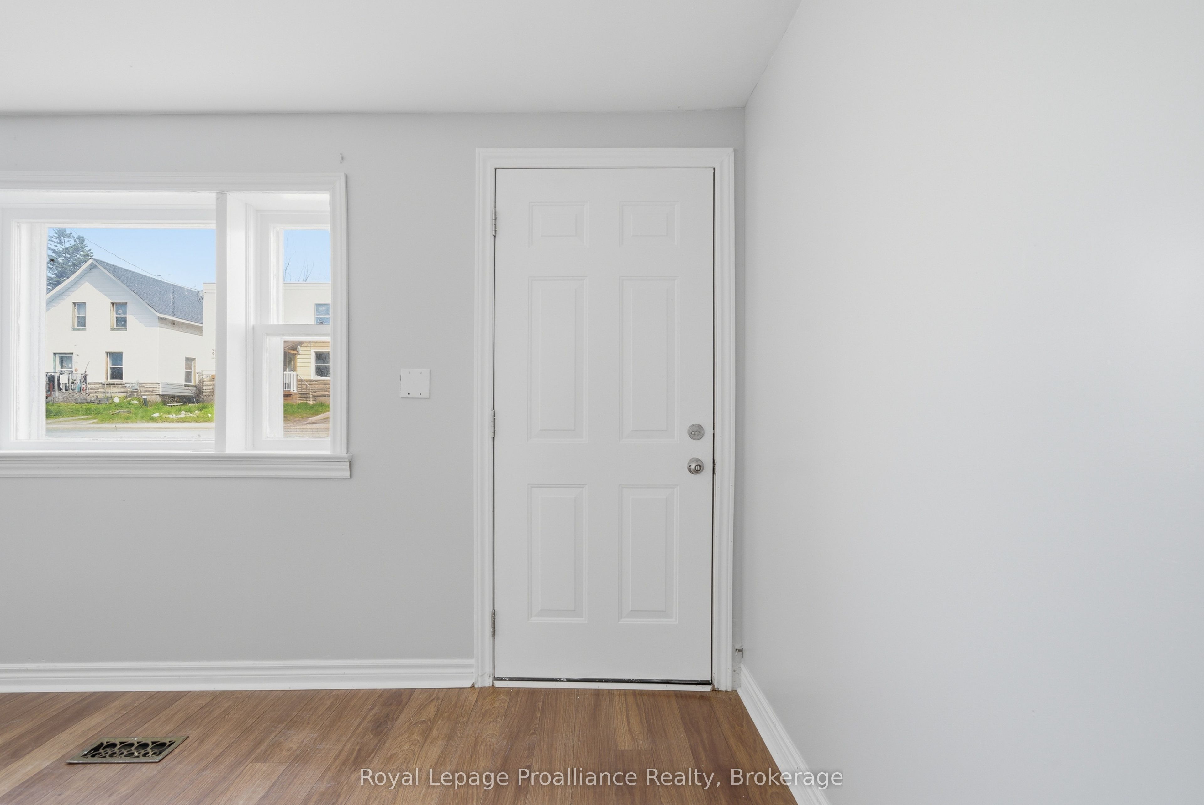 199 Dundas Street E Property Photo 8