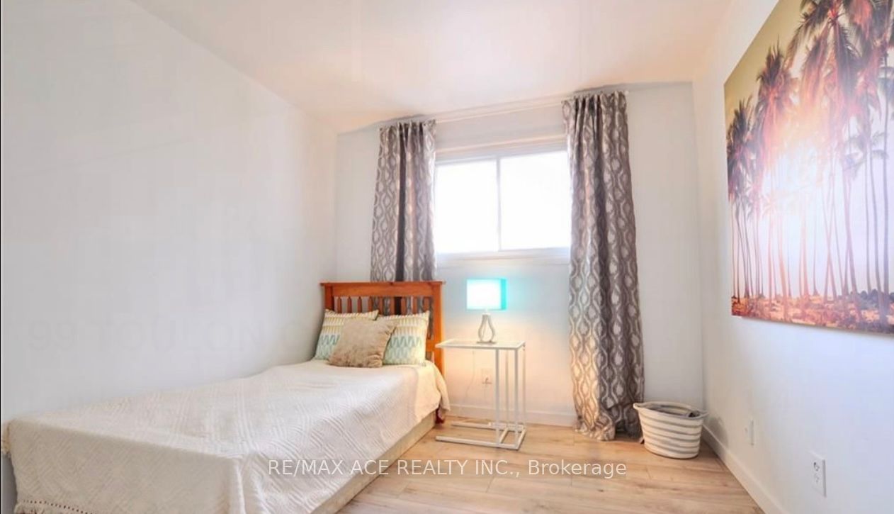 99 Toulon Crescent Property Photo 8