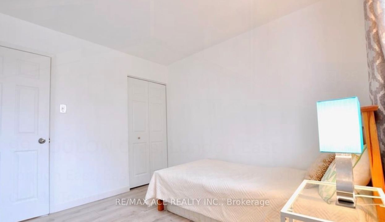 99 Toulon Crescent Property Photo 9