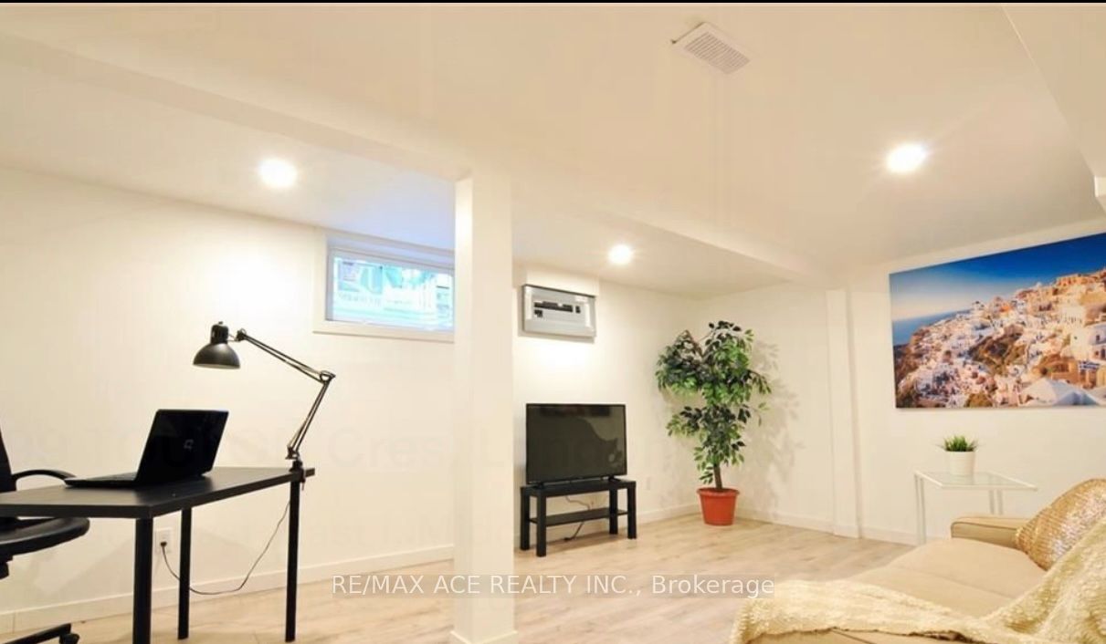 99 Toulon Crescent Property Photo 11