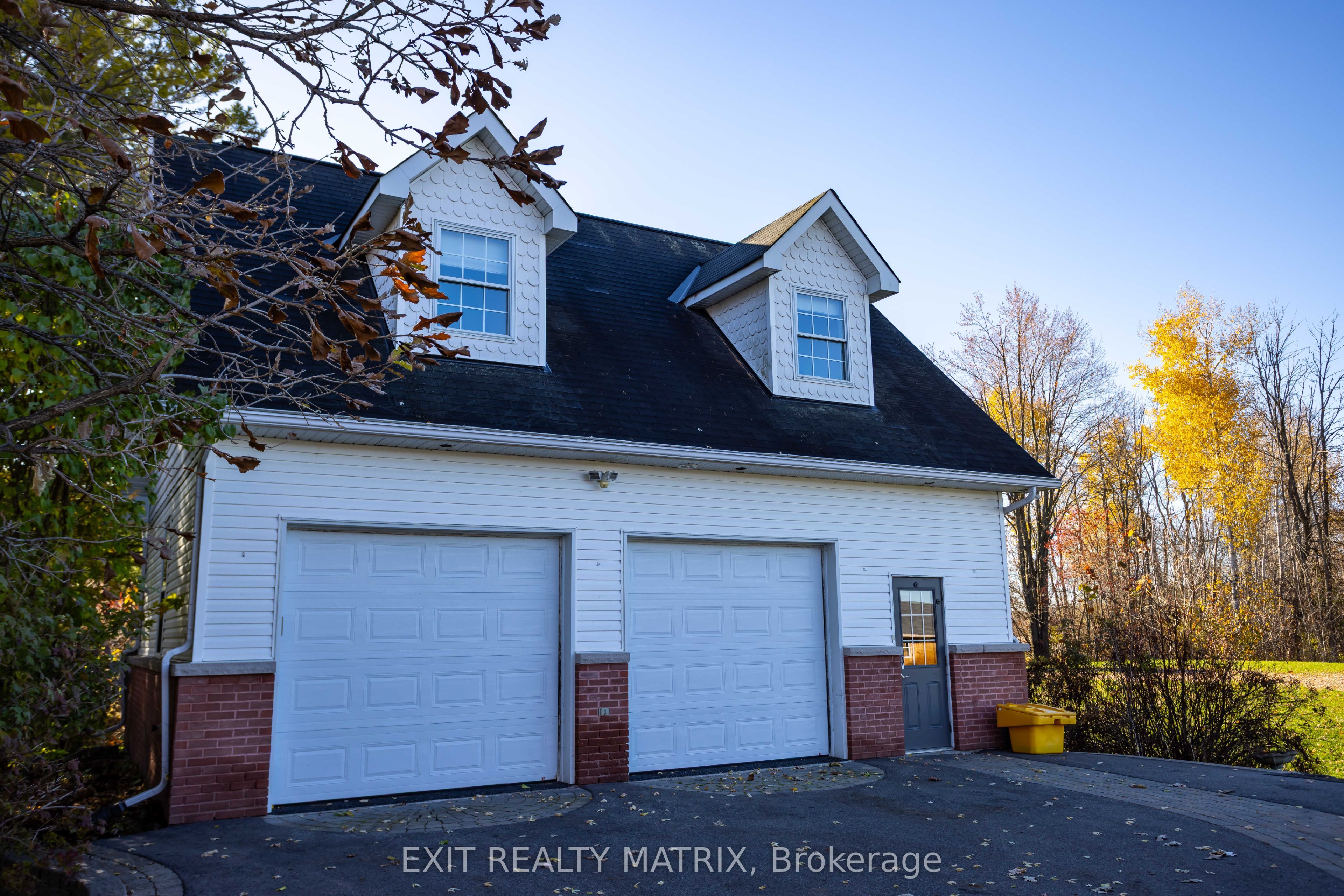 2392 8th Line Road Property Photo 2