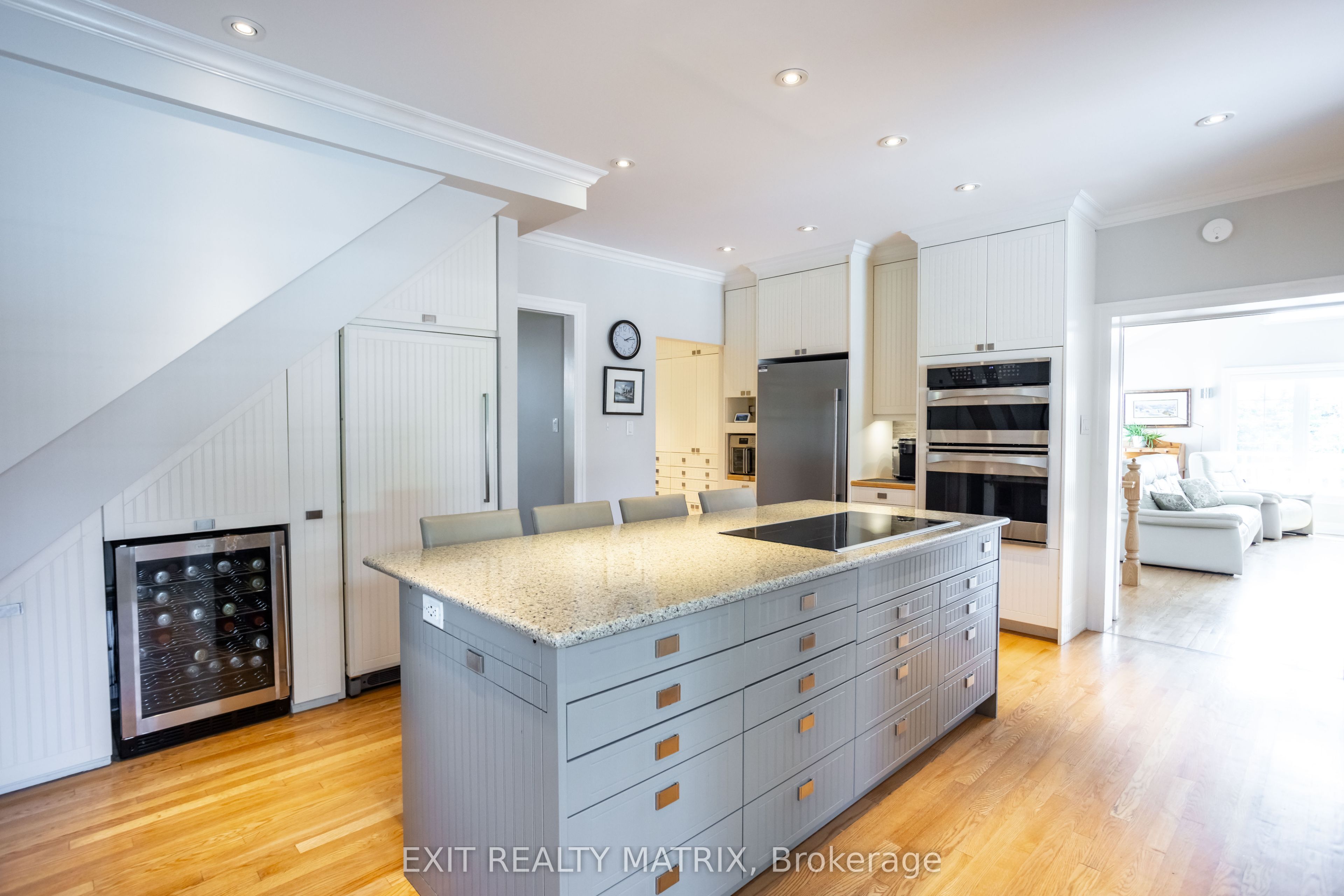 2392 8th Line Road Property Photo 6