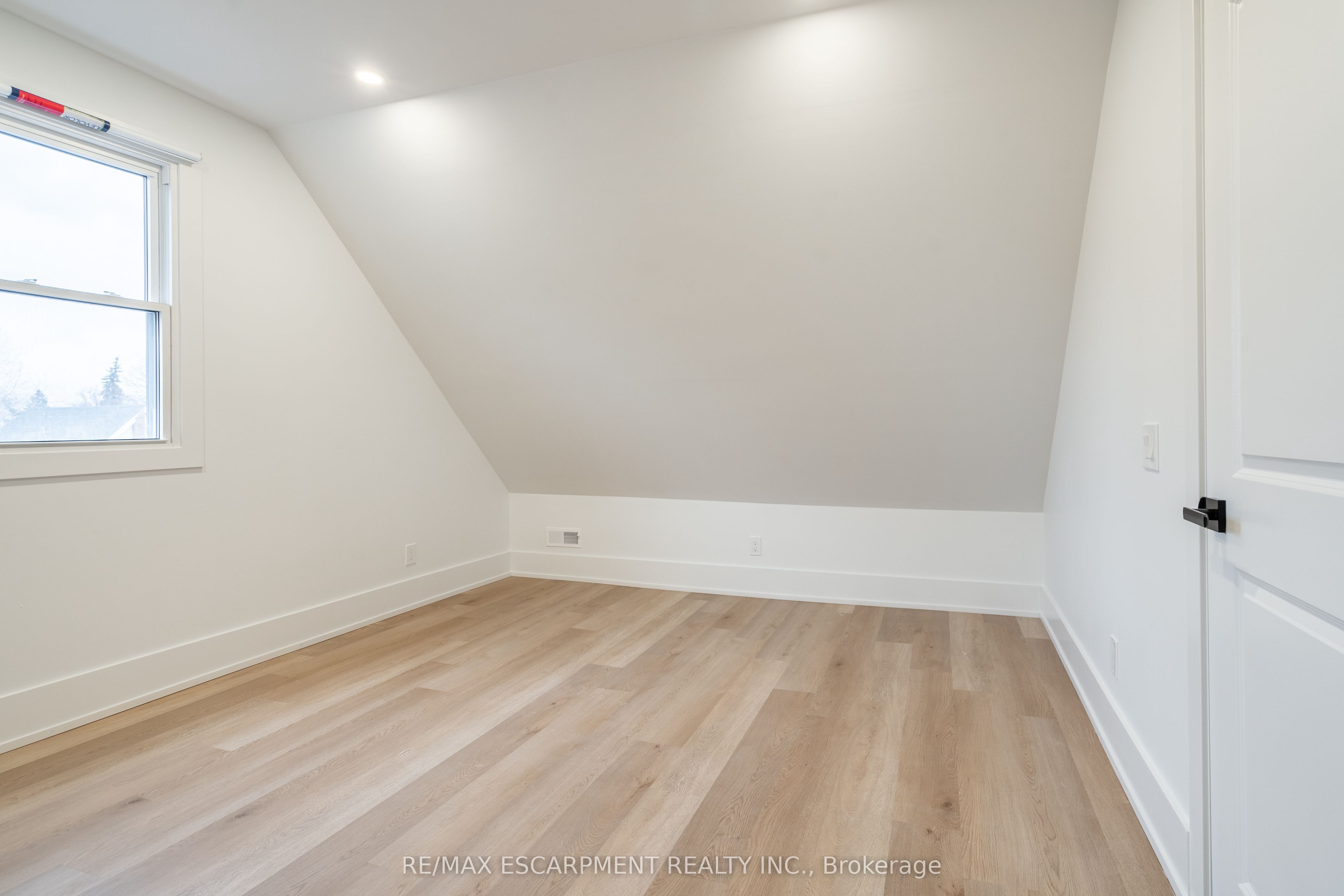 204 Balsam Avenue S Property Photo 33