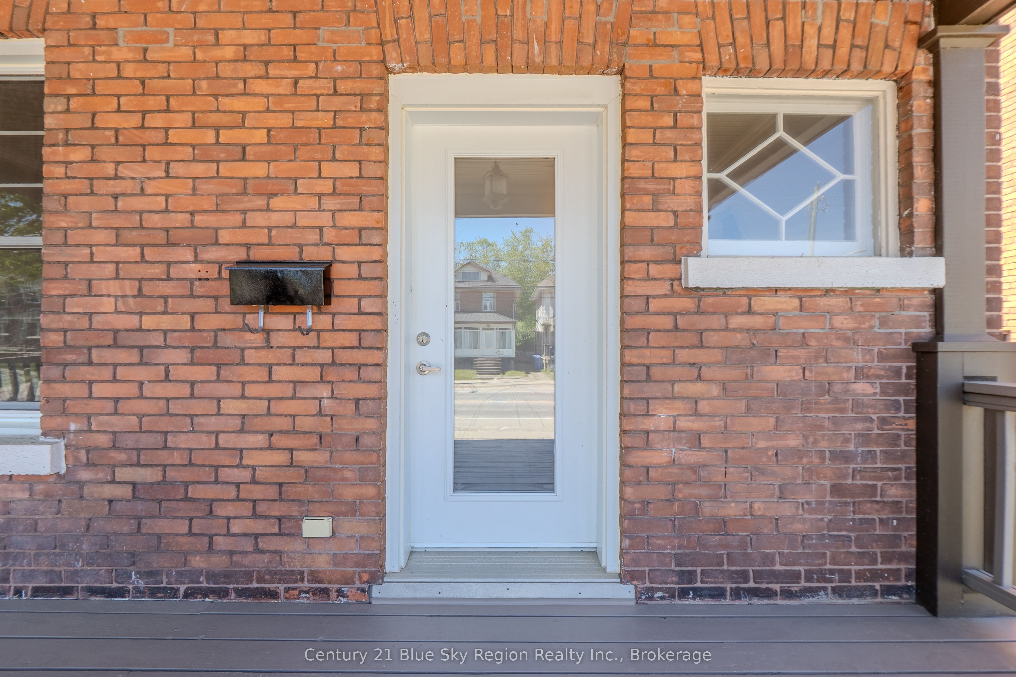 897 Main Street W Property Photo 4