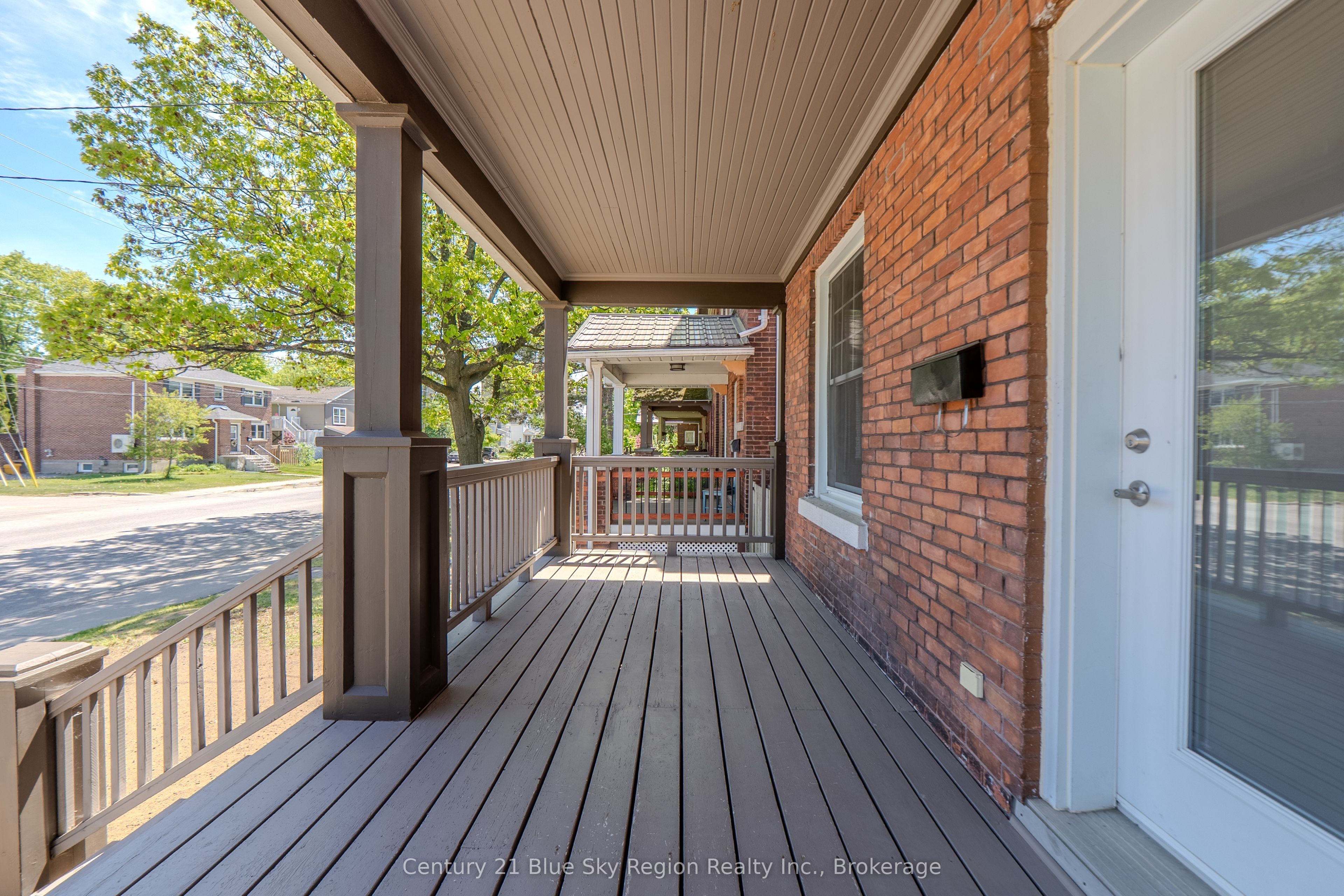 897 Main Street W Property Photo 6
