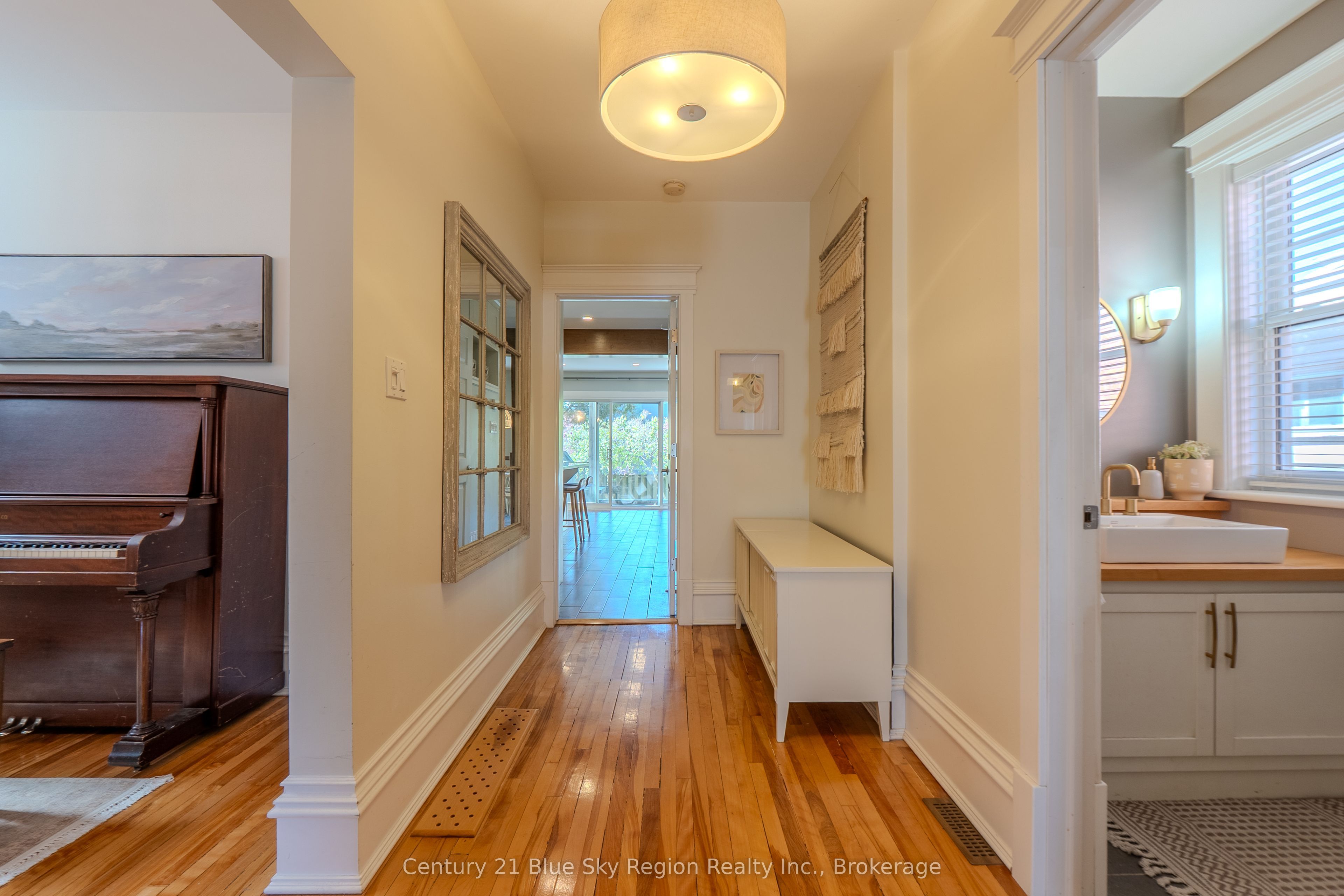 897 Main Street W Property Photo 19