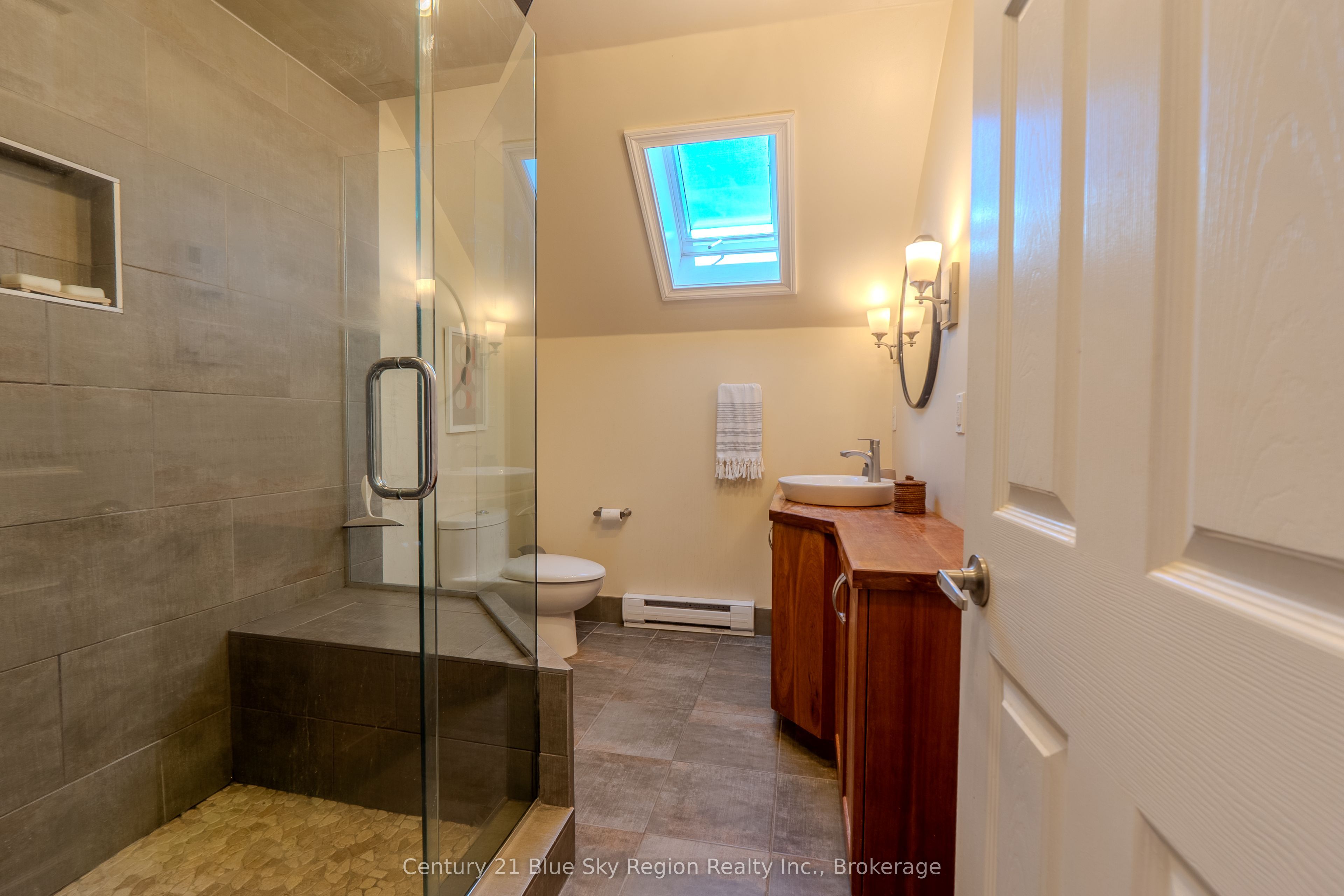 897 Main Street W Property Photo 22