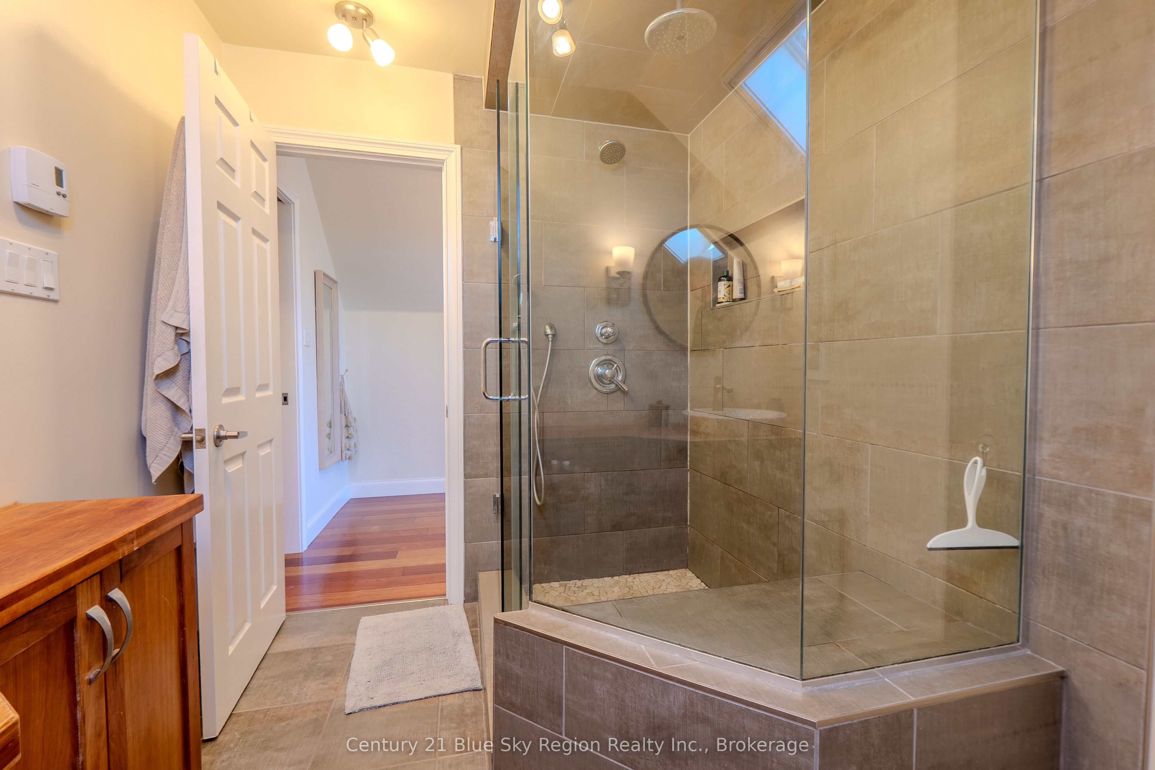 897 Main Street W Property Photo 23
