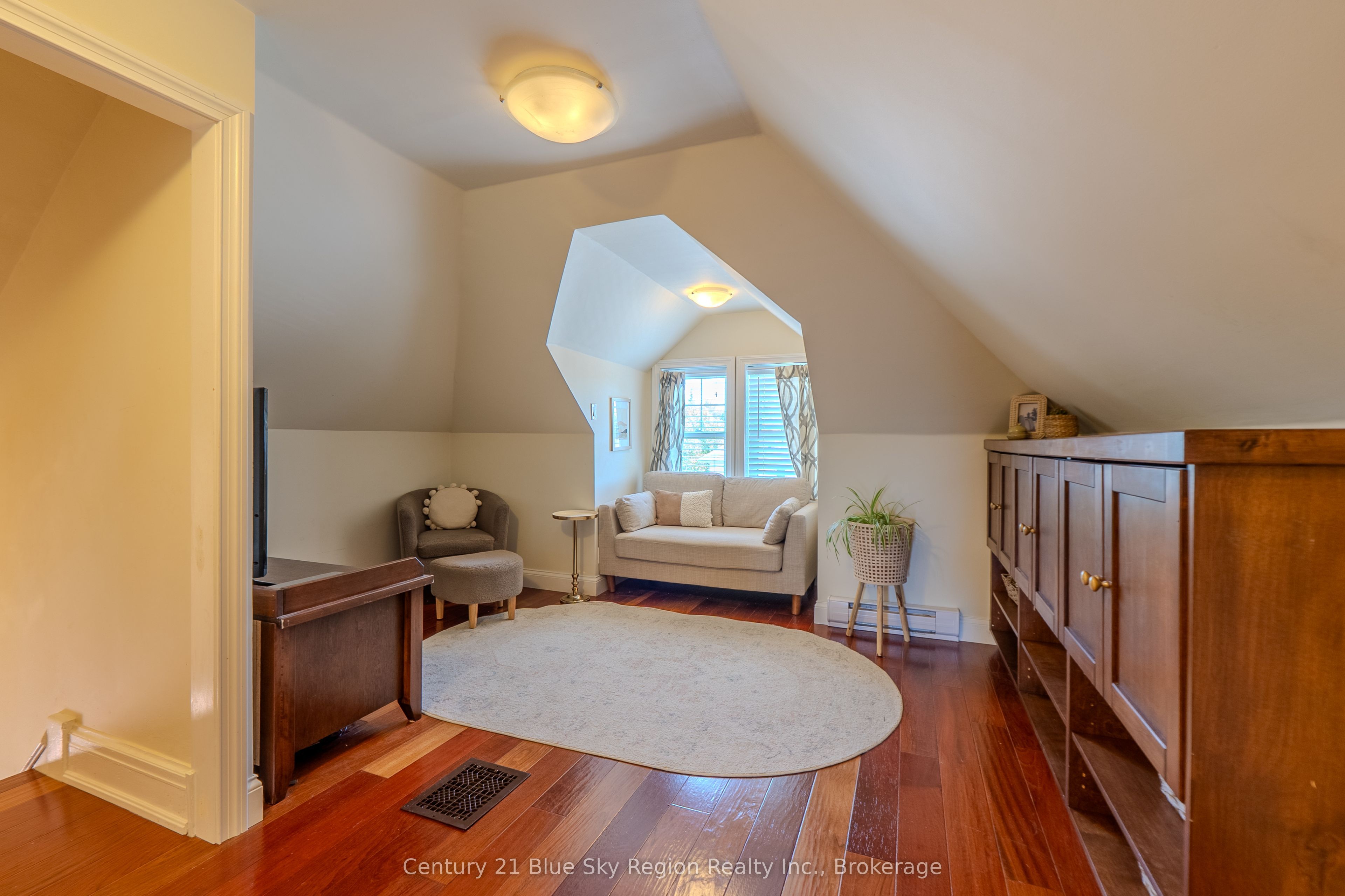 897 Main Street W Property Photo 35
