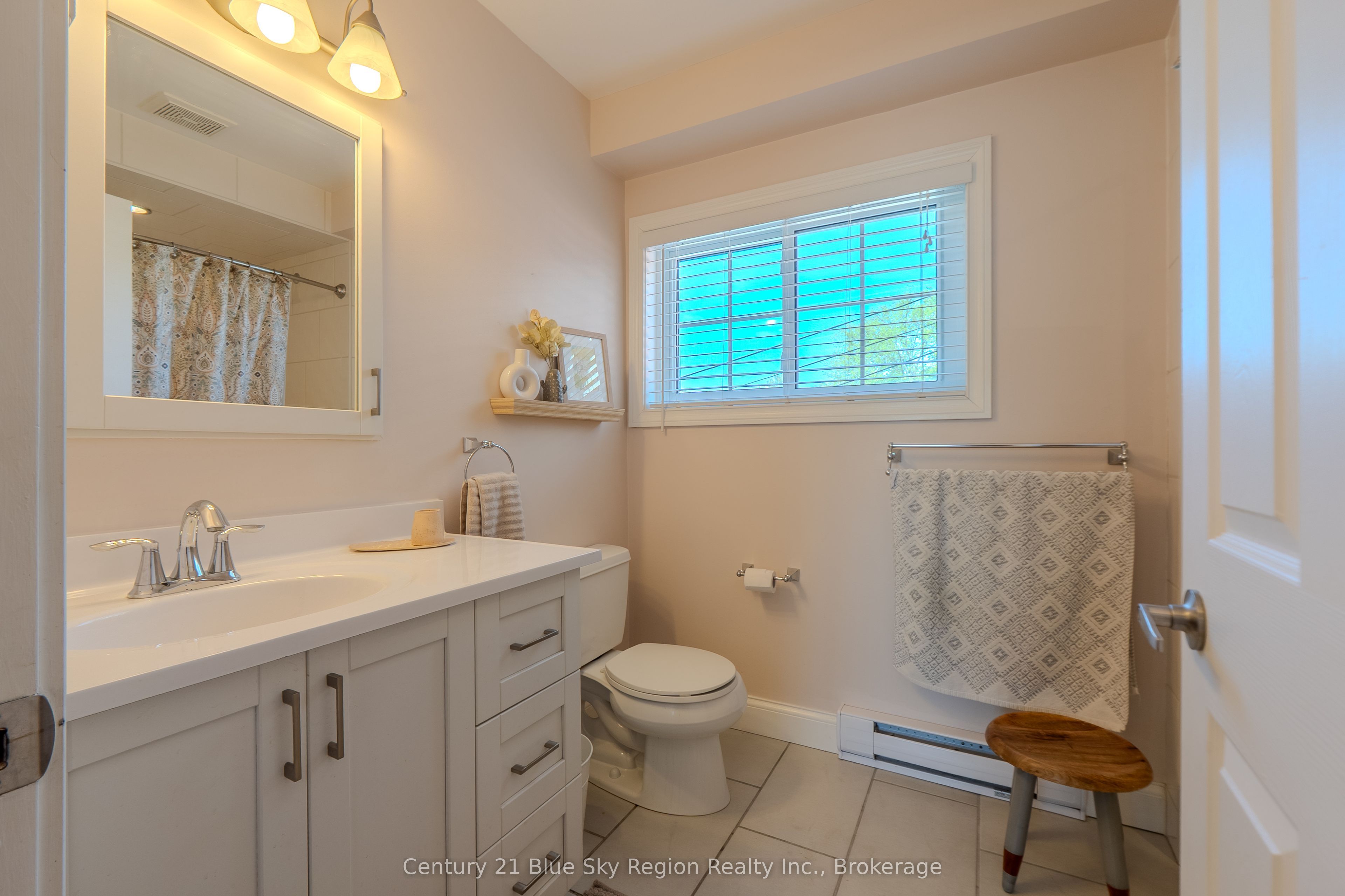 897 Main Street W Property Photo 38