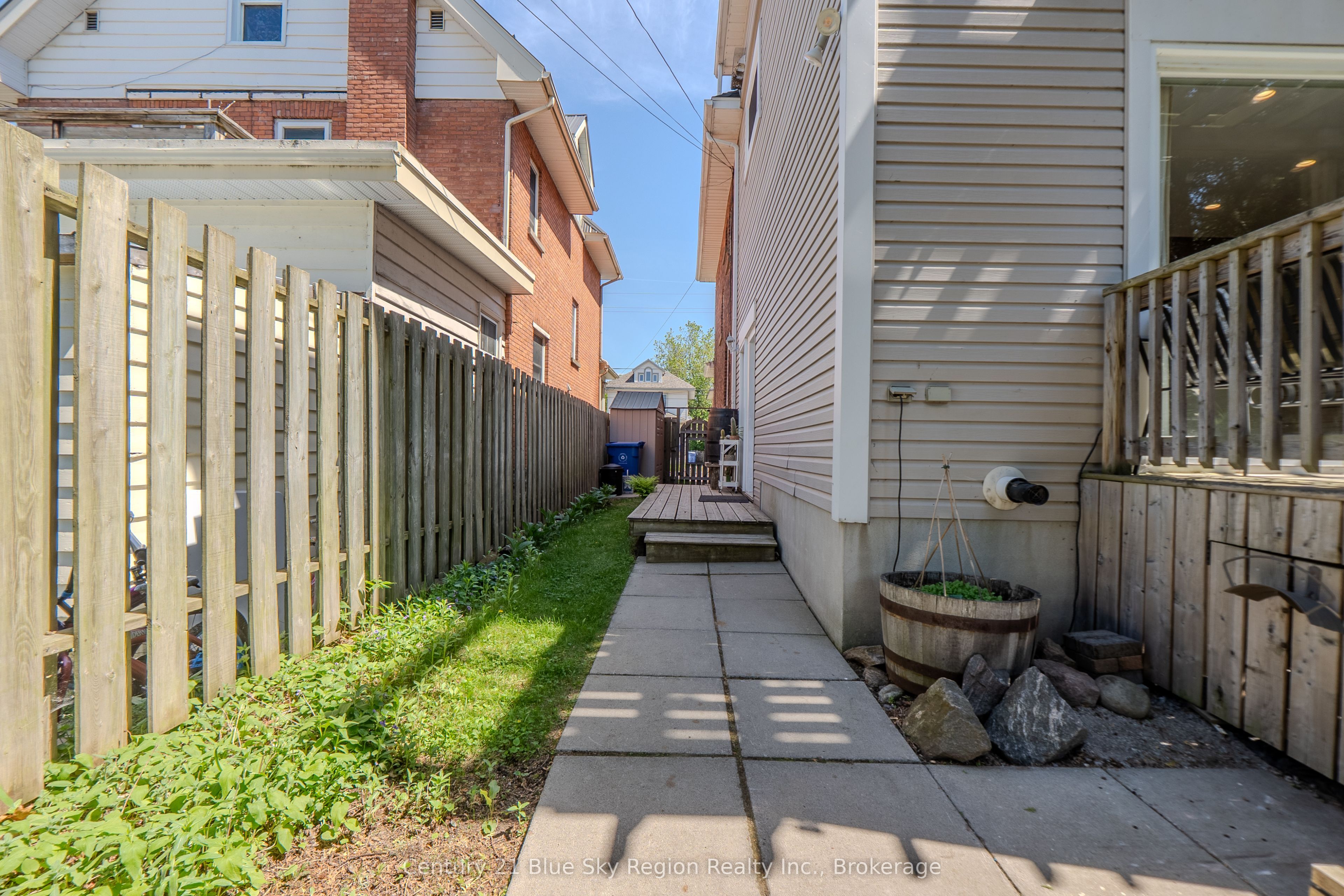 897 Main Street W Property Photo 47