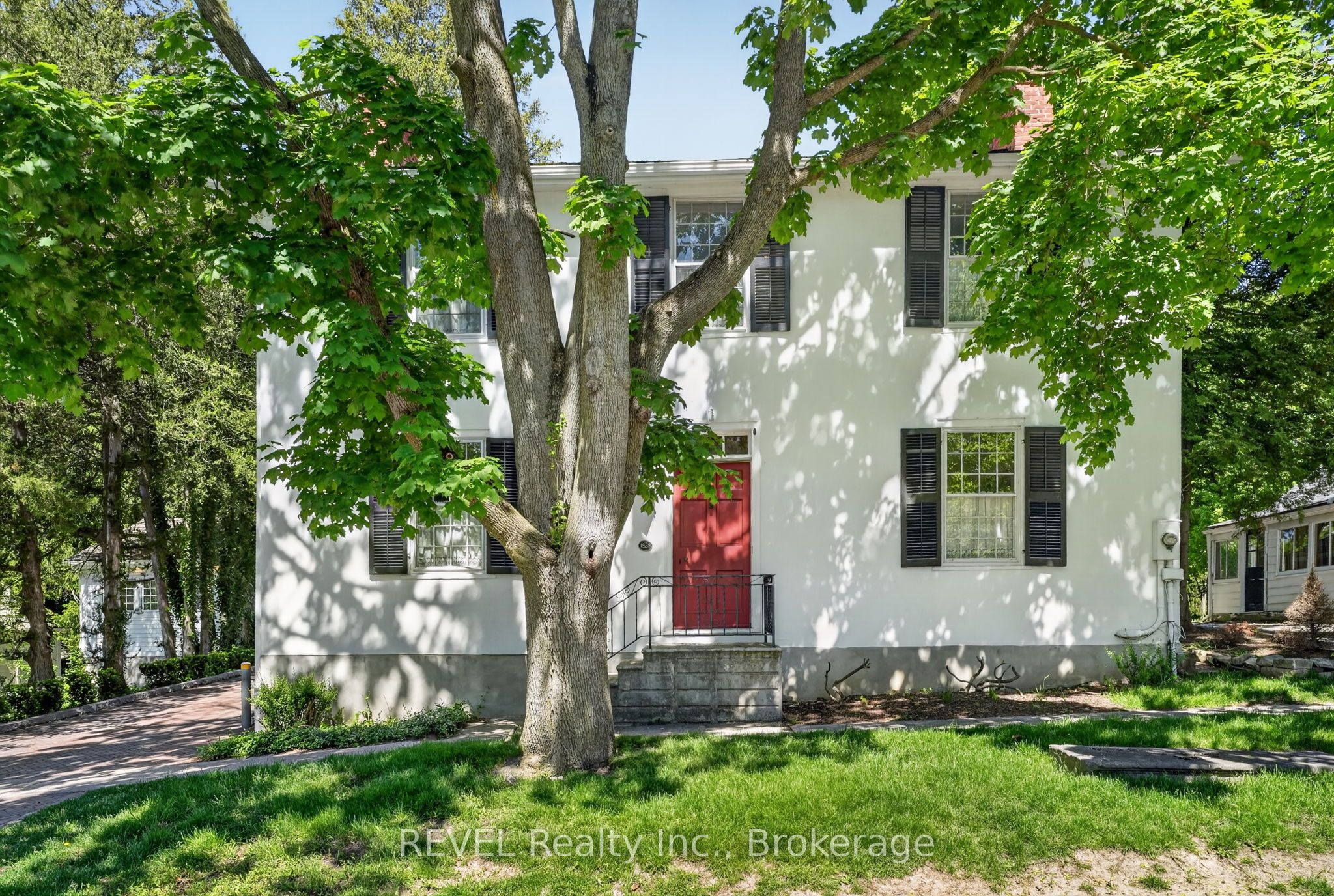 235 Simcoe Street Property Photo 1