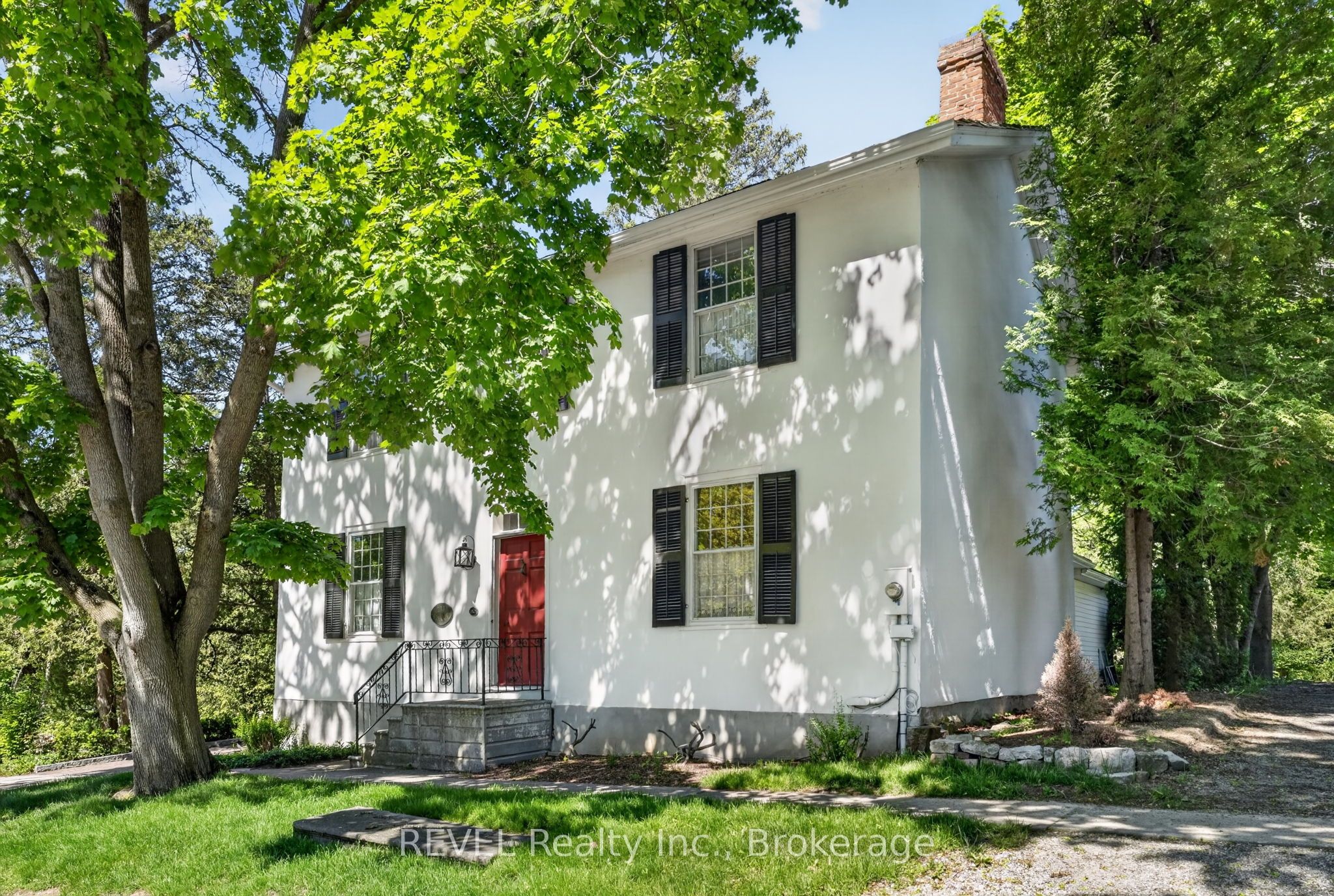 235 Simcoe Street Property Photo 2