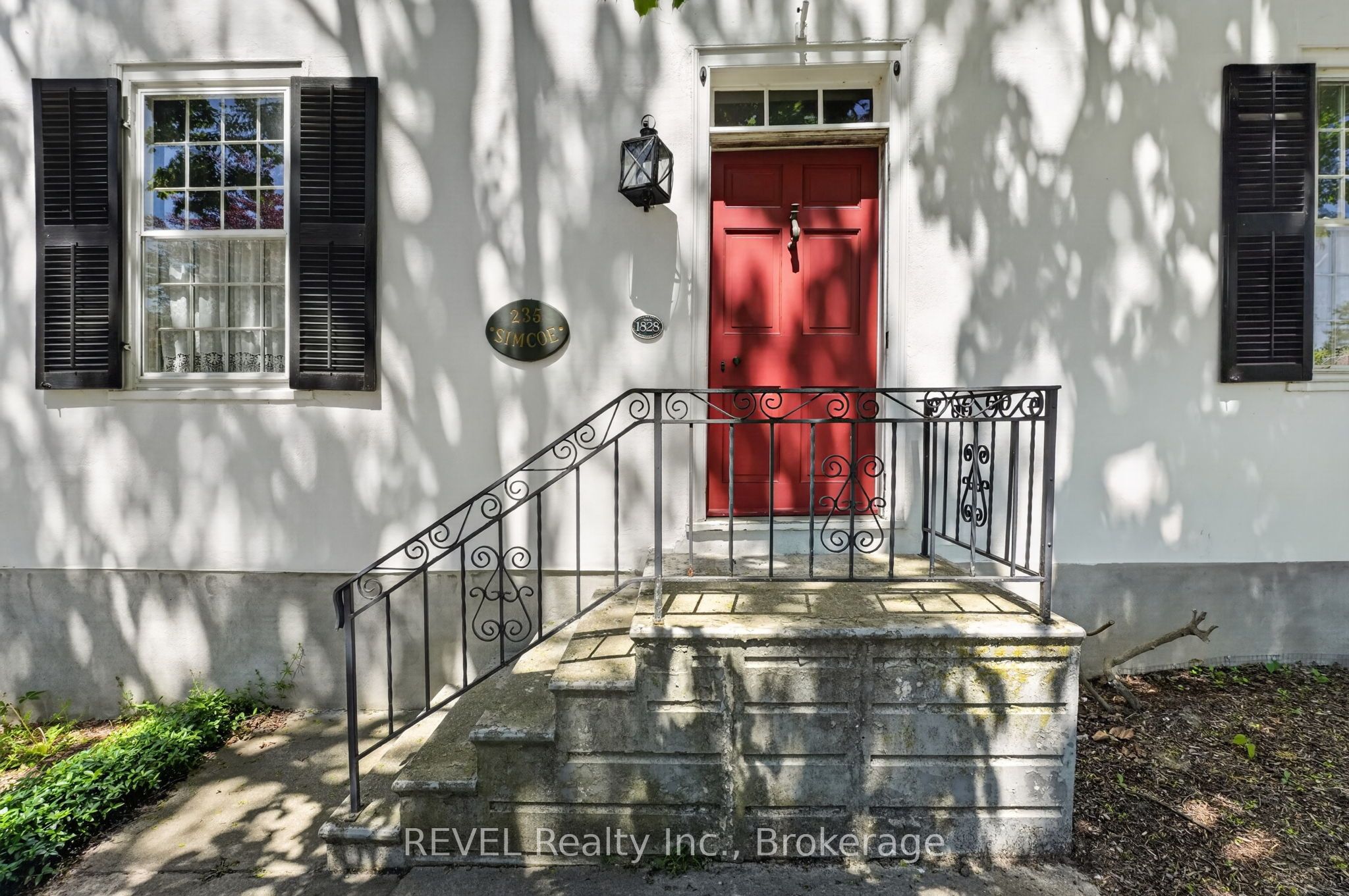 235 Simcoe Street Property Photo 3
