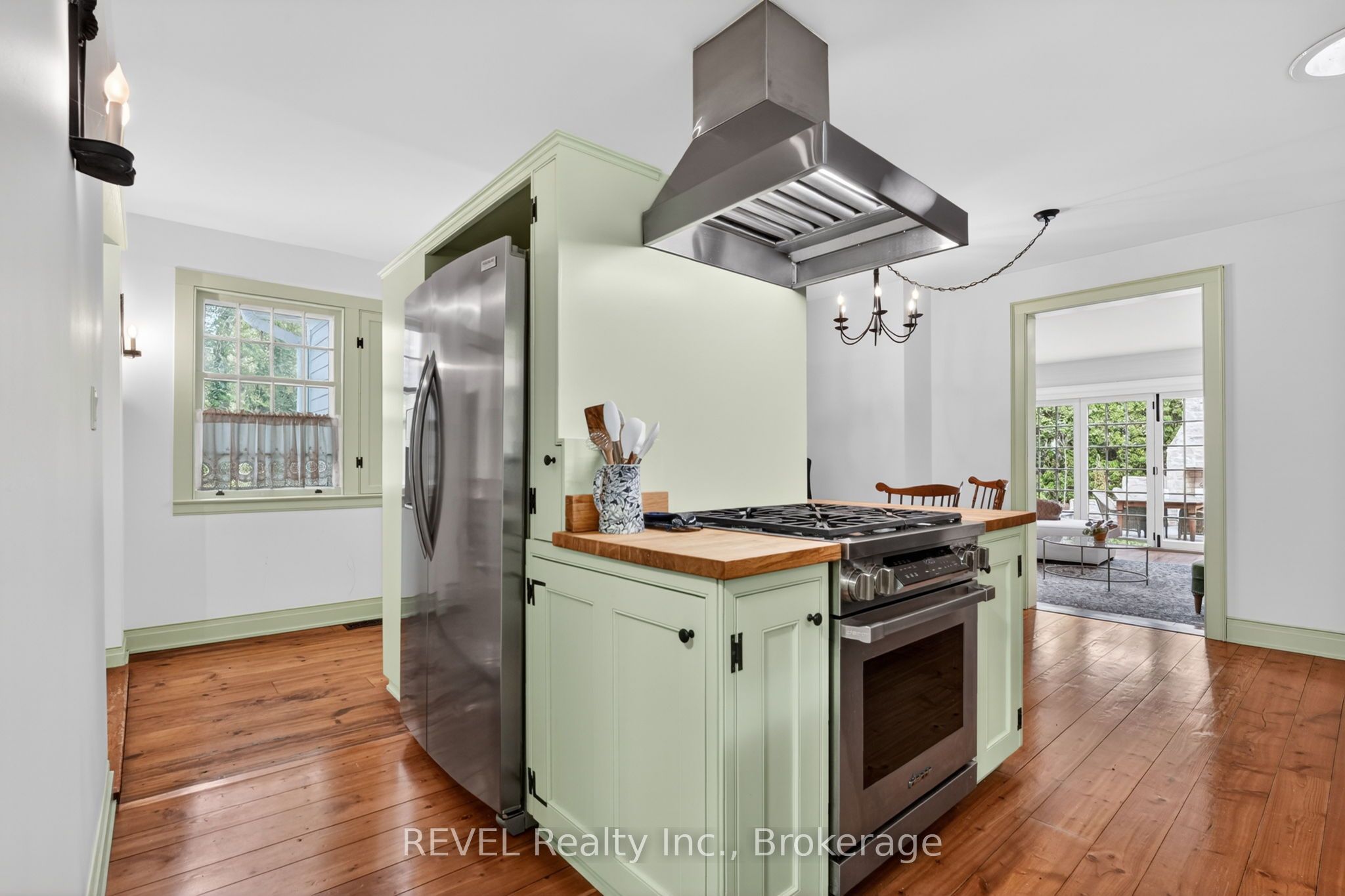 235 Simcoe Street Property Photo 10