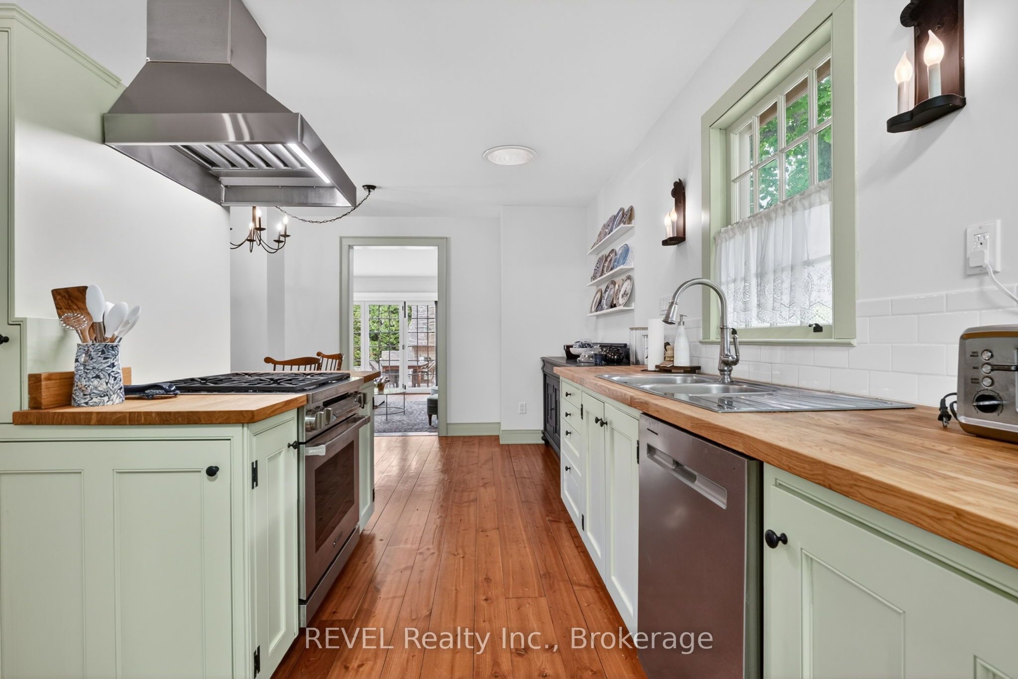 235 Simcoe Street Property Photo 11