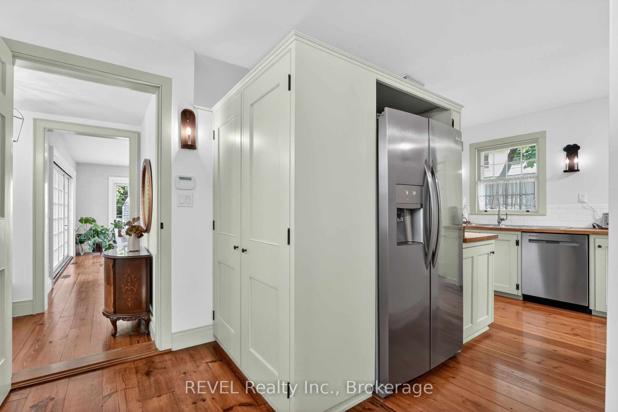 235 Simcoe Street Property Photo 12