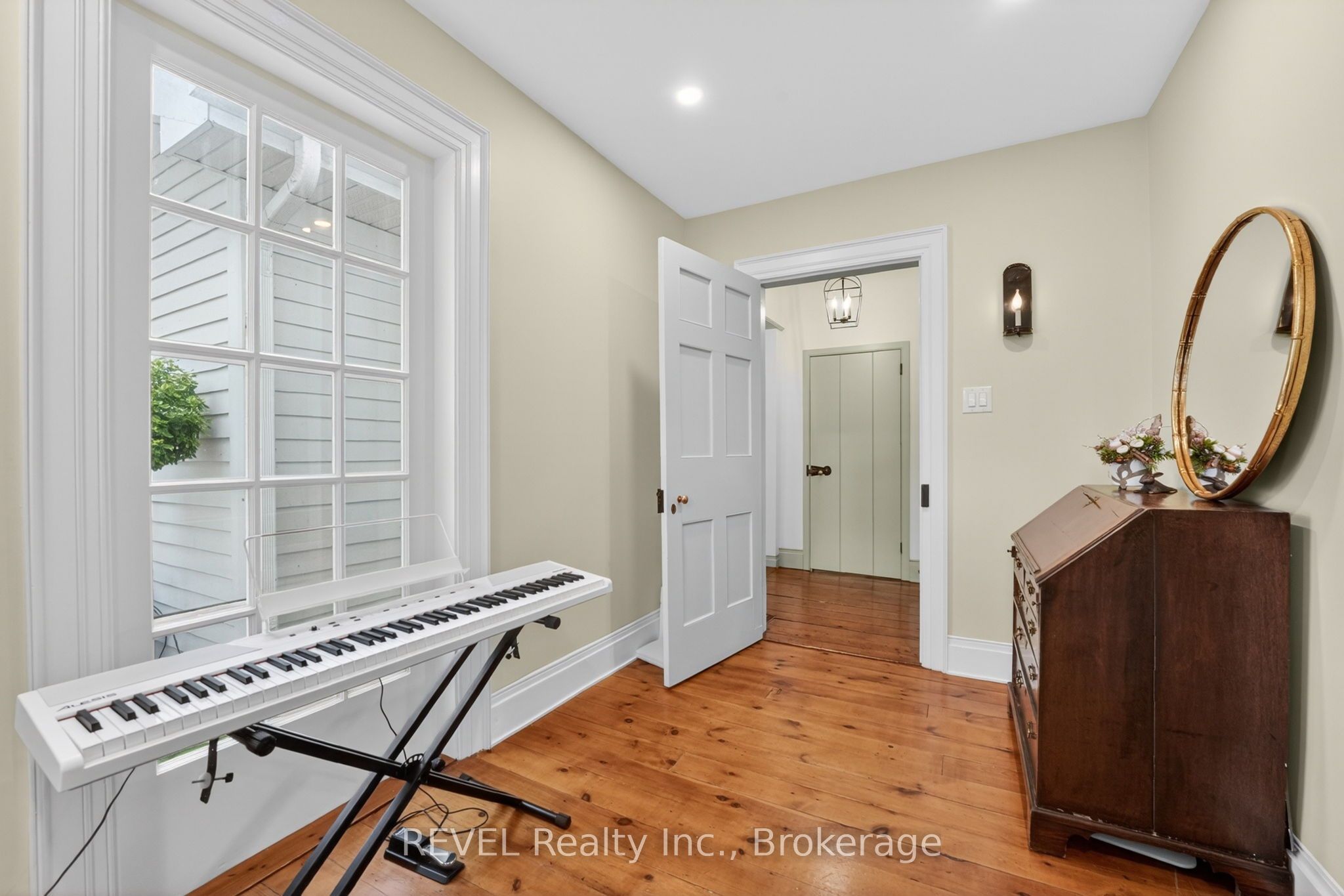 235 Simcoe Street Property Photo 18