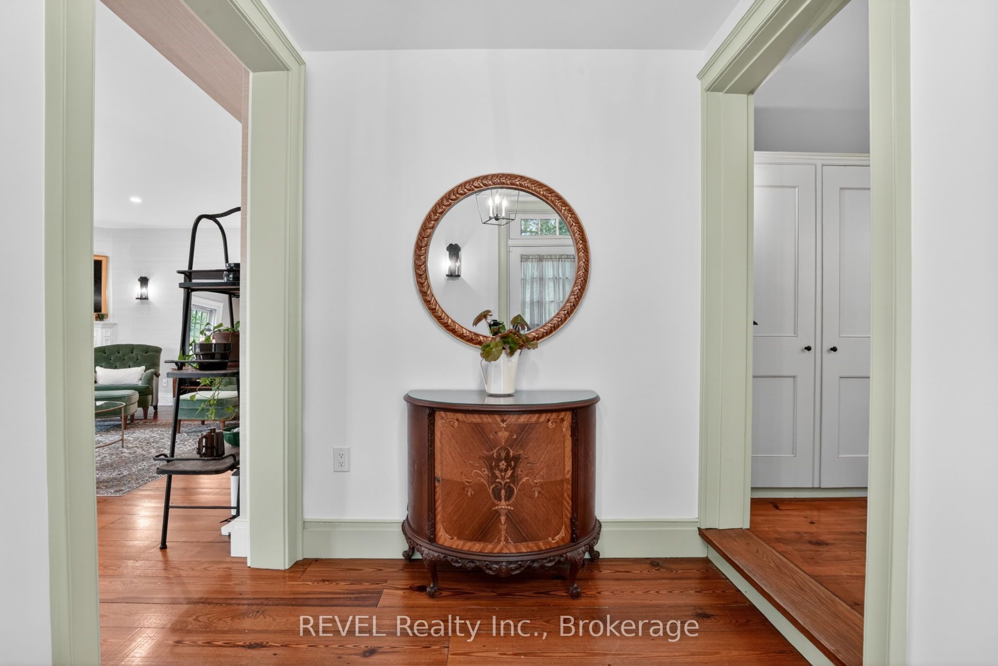 235 Simcoe Street Property Photo 19