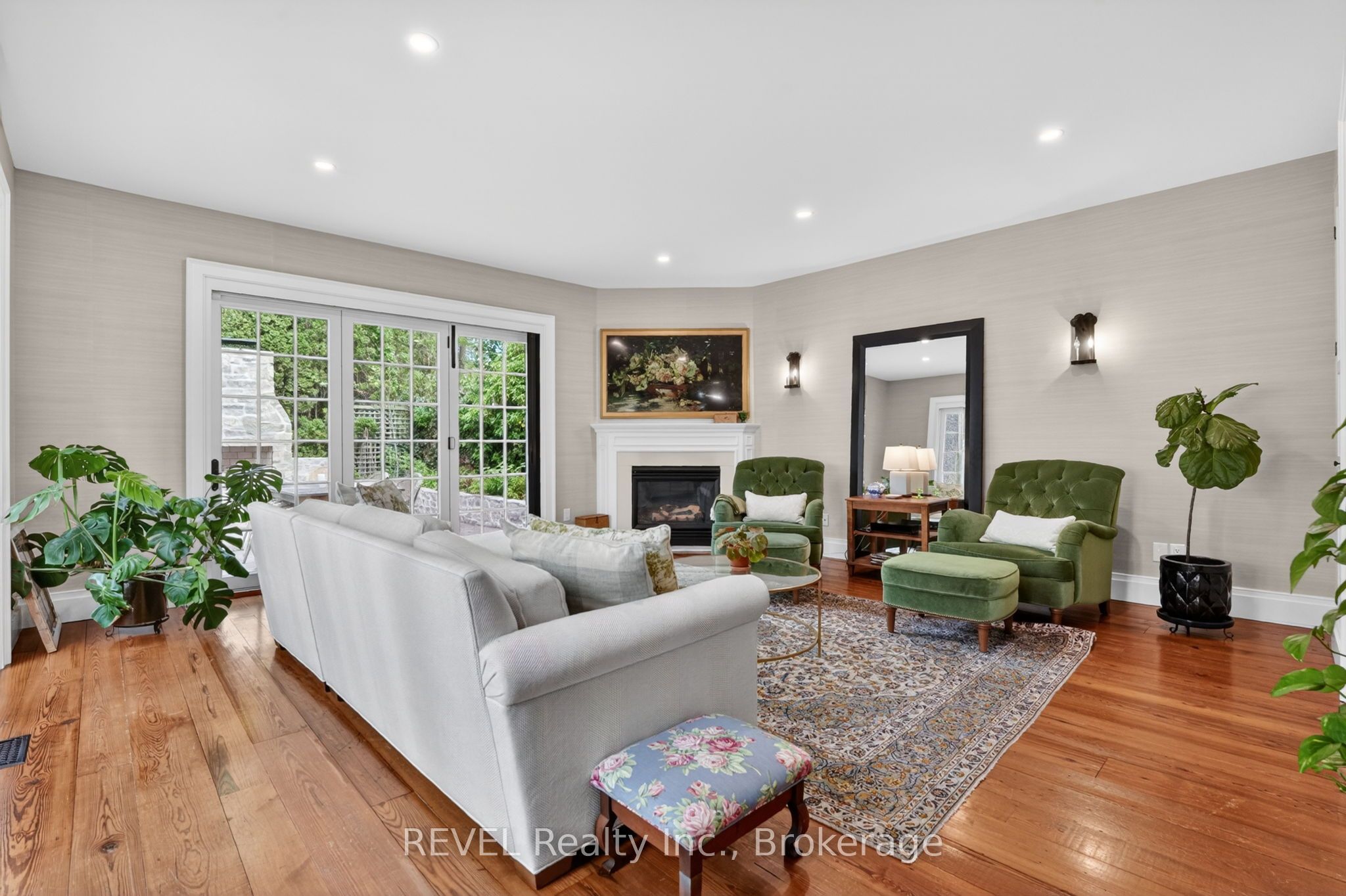 235 Simcoe Street Property Photo 20