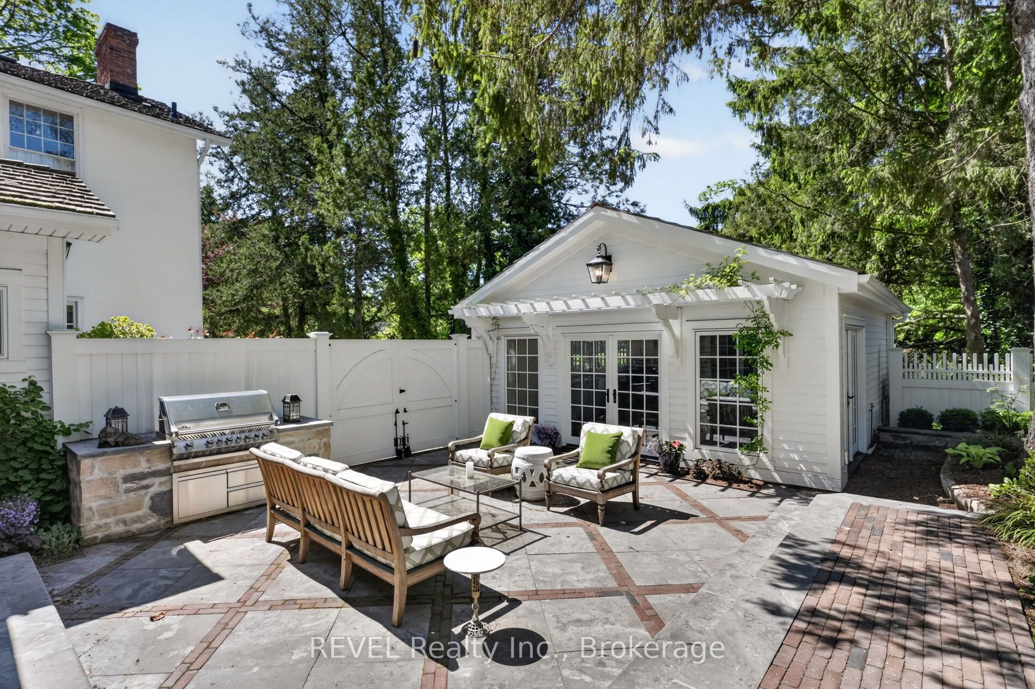 235 Simcoe Street Property Photo 31