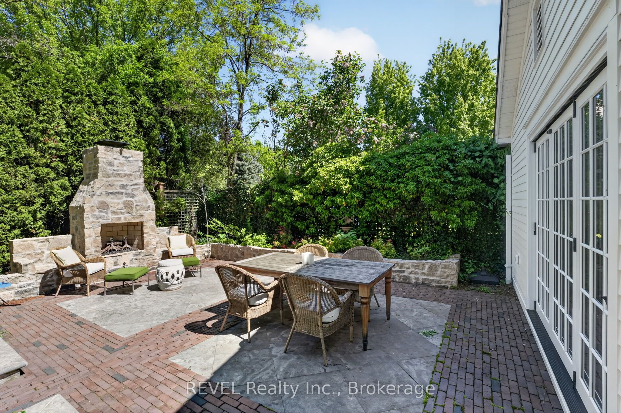 235 Simcoe Street Property Photo 36