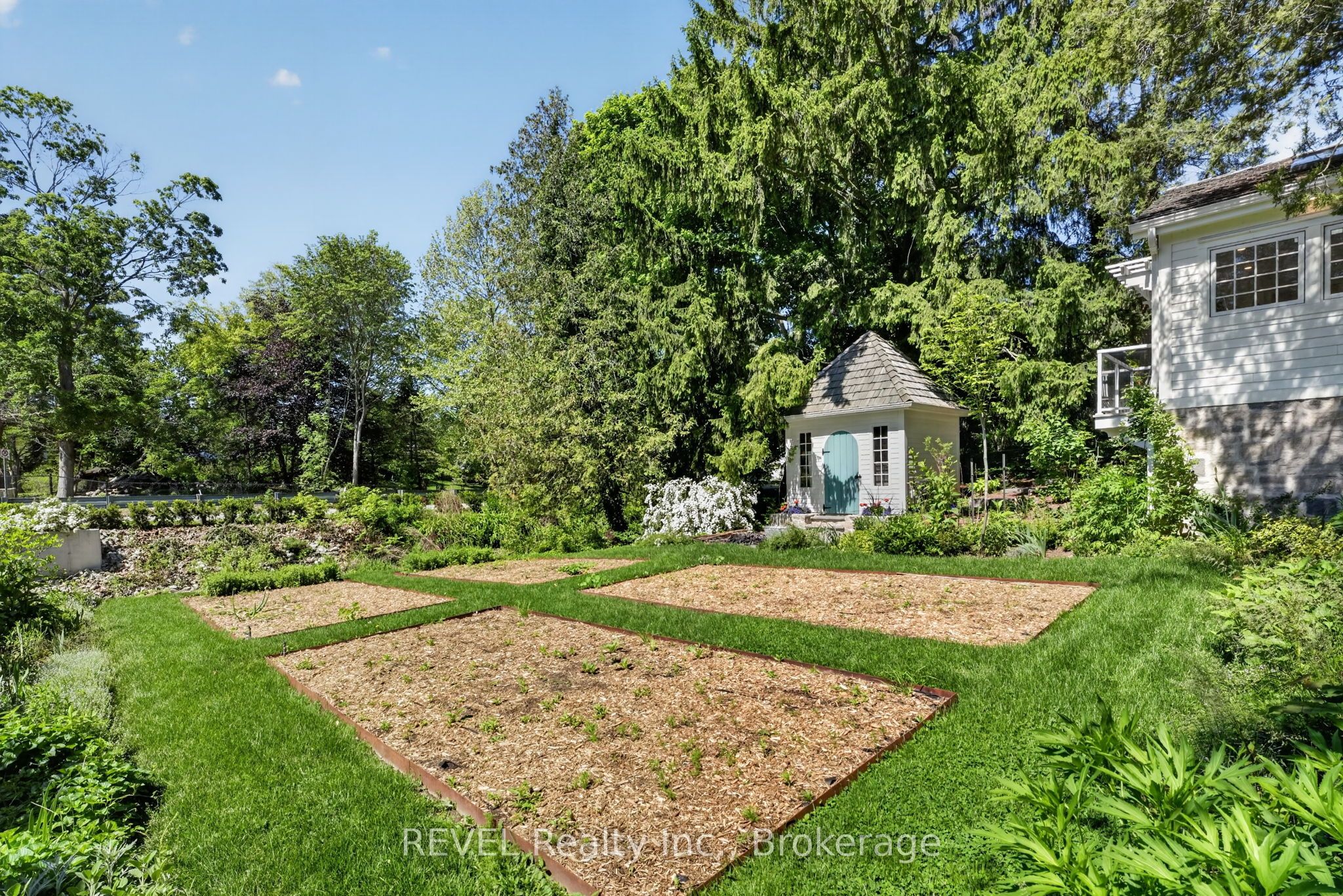 235 Simcoe Street Property Photo 40