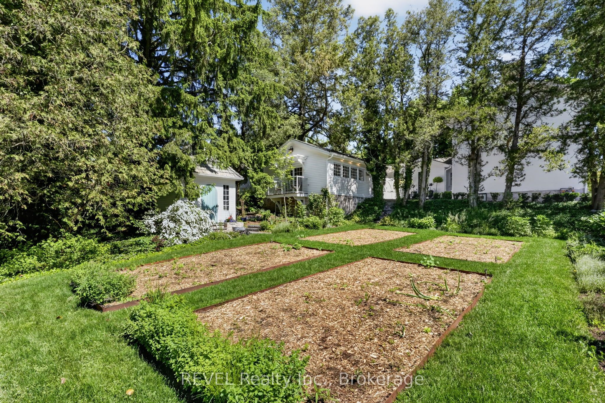 235 Simcoe Street Property Photo 41