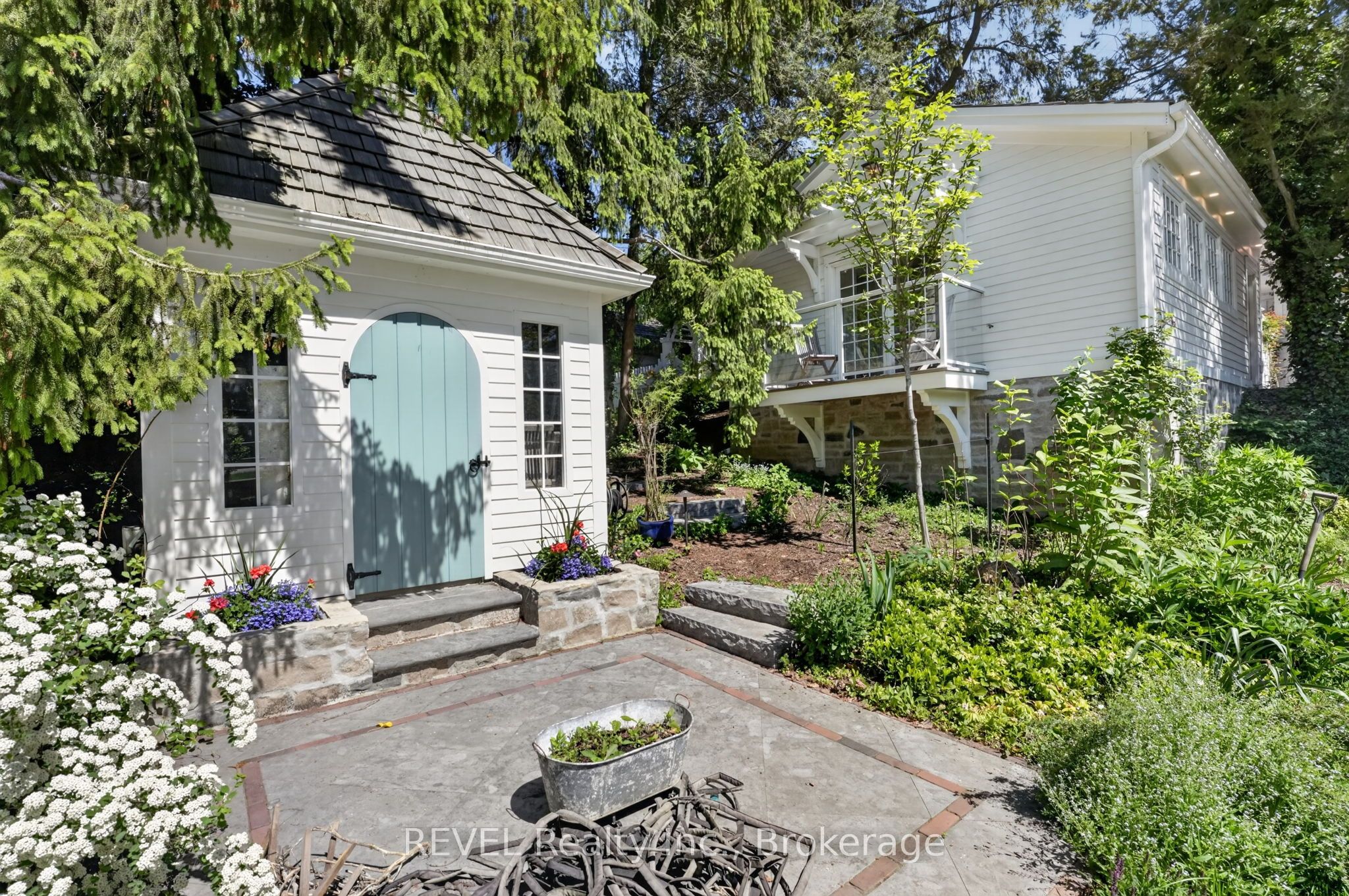 235 Simcoe Street Property Photo 42