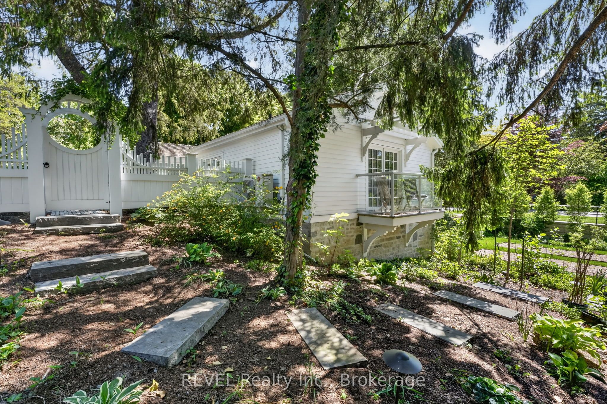 235 Simcoe Street Property Photo 43