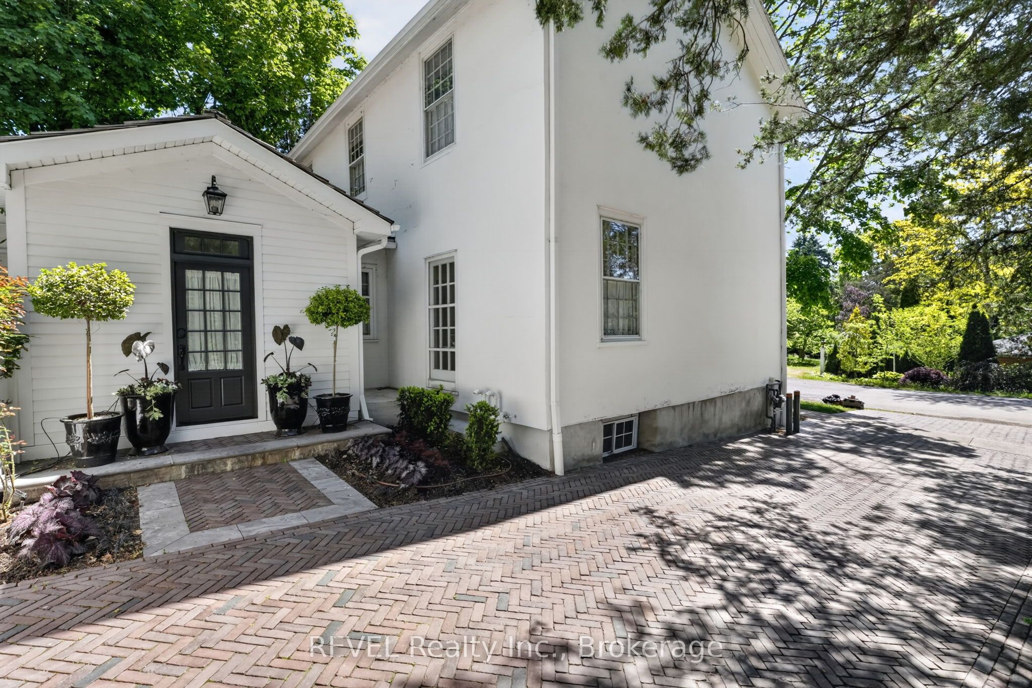 235 Simcoe Street Property Photo 45