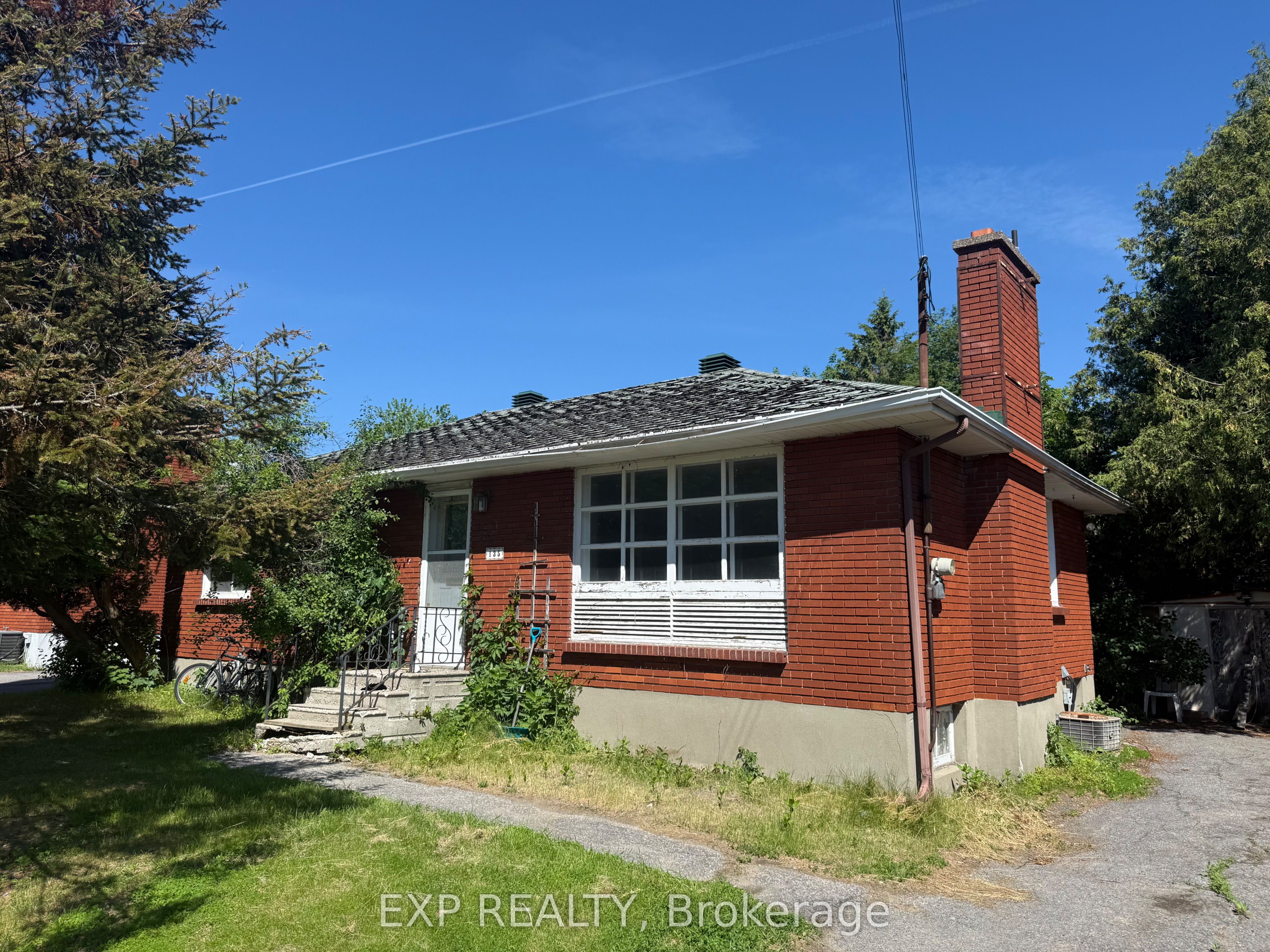 135 OAKRIDGE Boulevard Property Photo 1