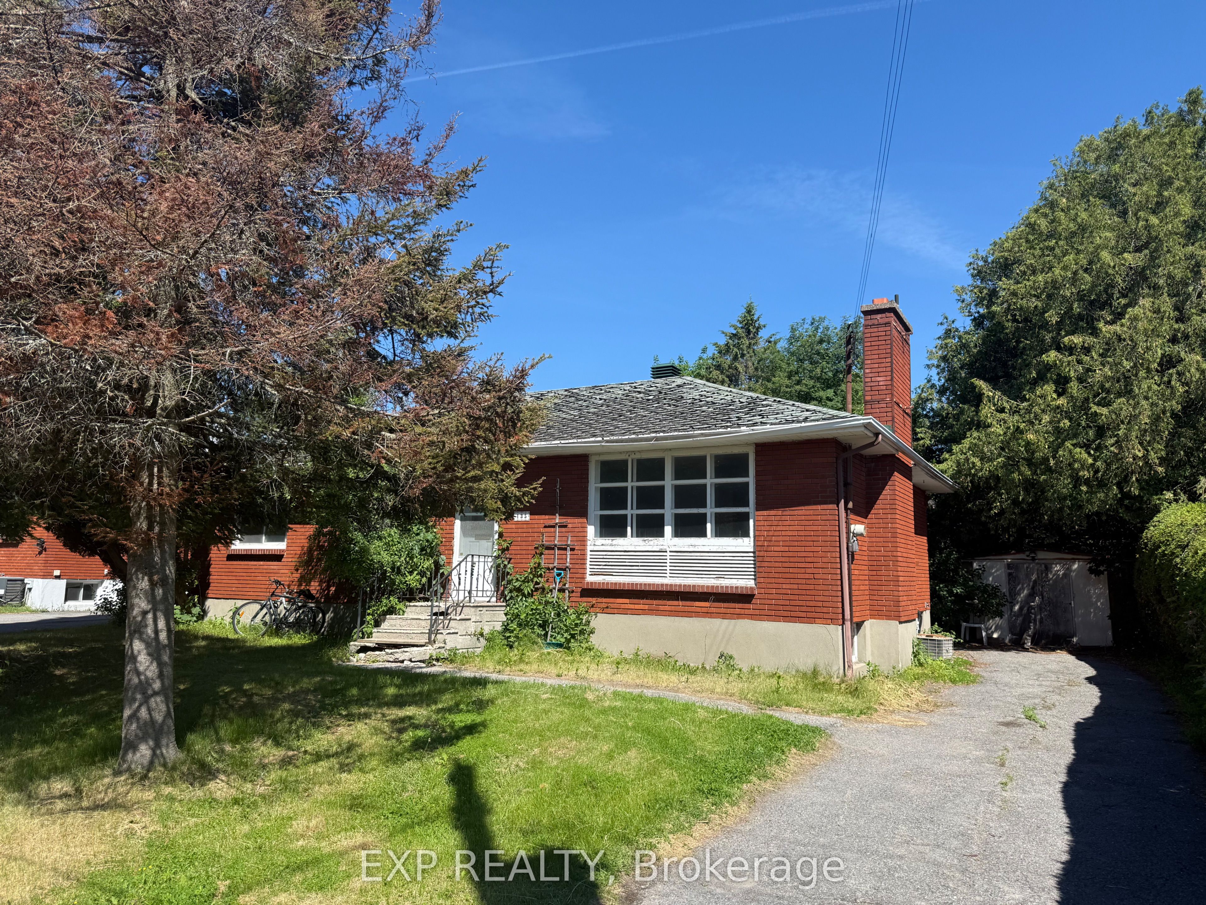 135 Oakridge Boulevard Property Photo 2
