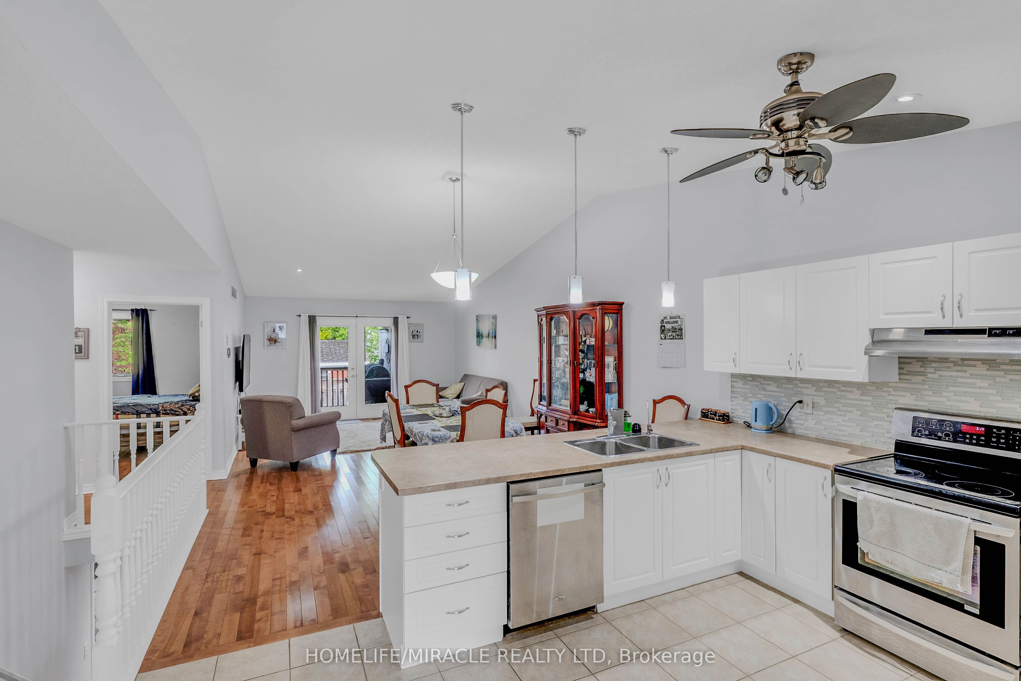560 Grey Street 3 Property Photo 6