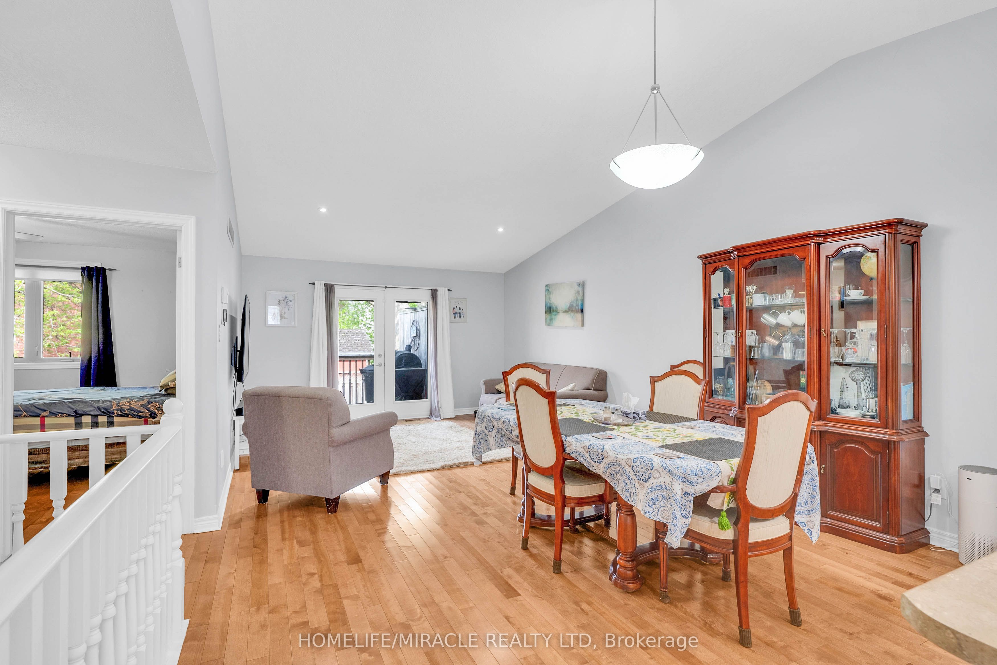 560 Grey Street 3 Property Photo 7