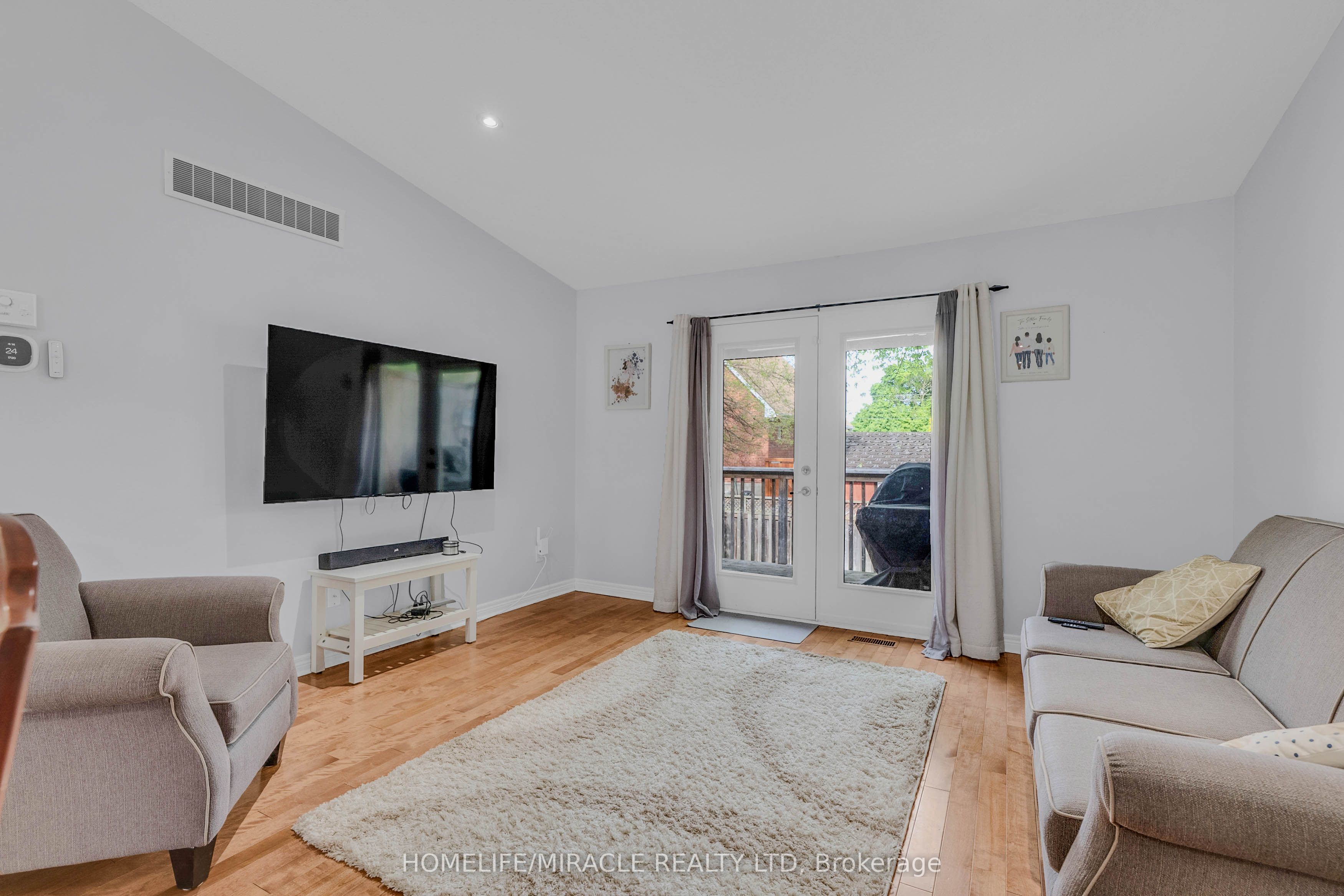 560 Grey Street 3 Property Photo 8