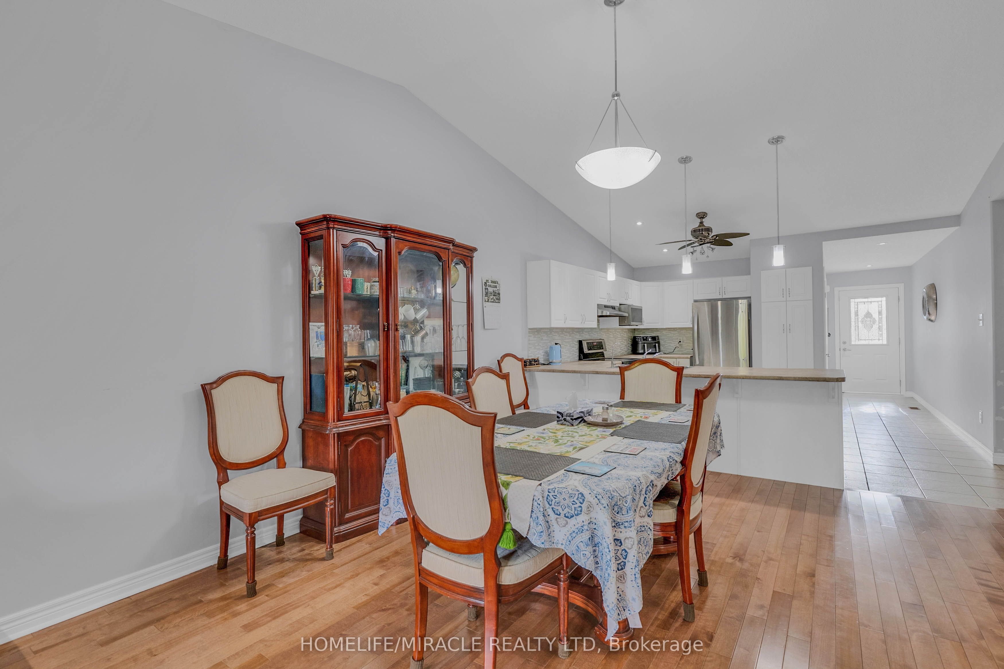 560 Grey Street 3 Property Photo 10