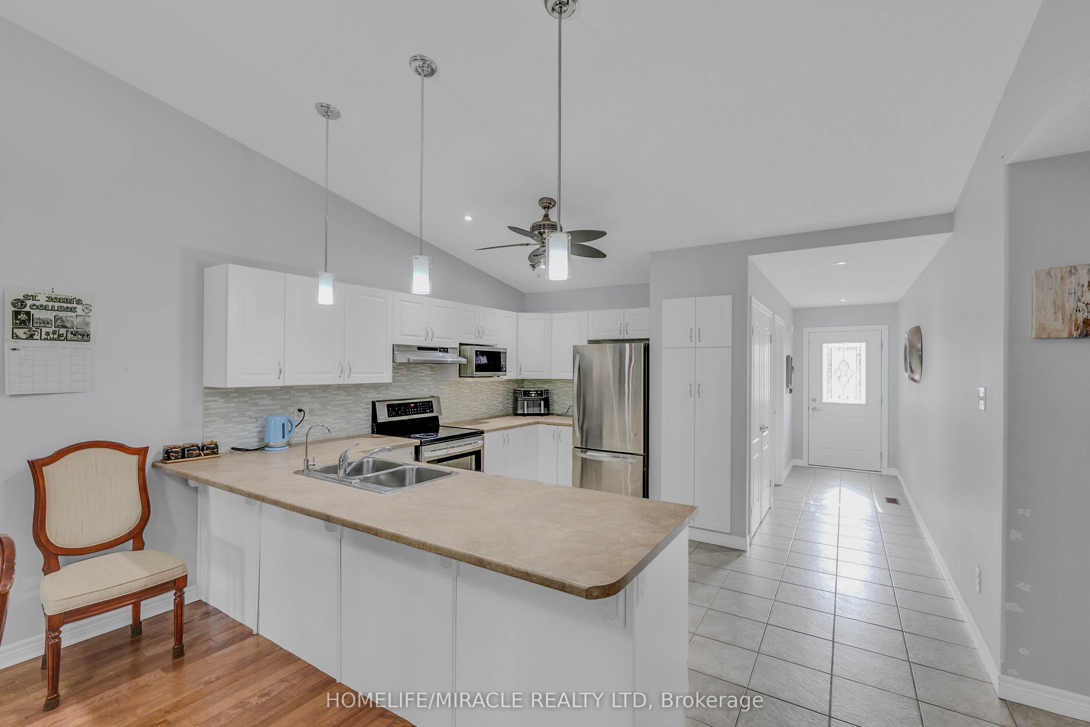 560 Grey Street 3 Property Photo 11