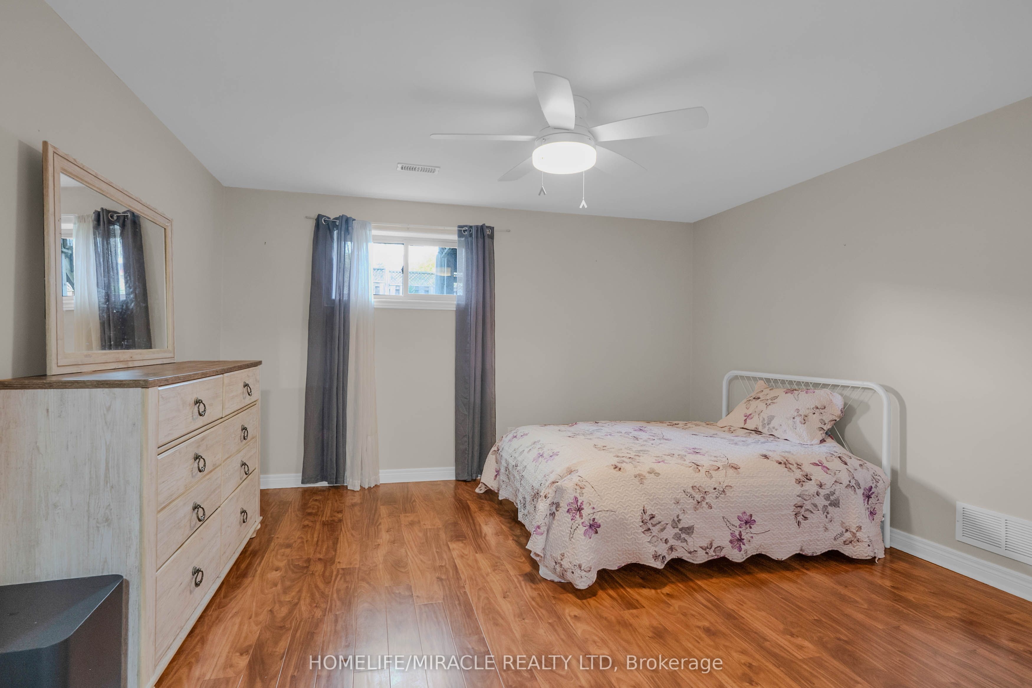 560 Grey Street 3 Property Photo 23