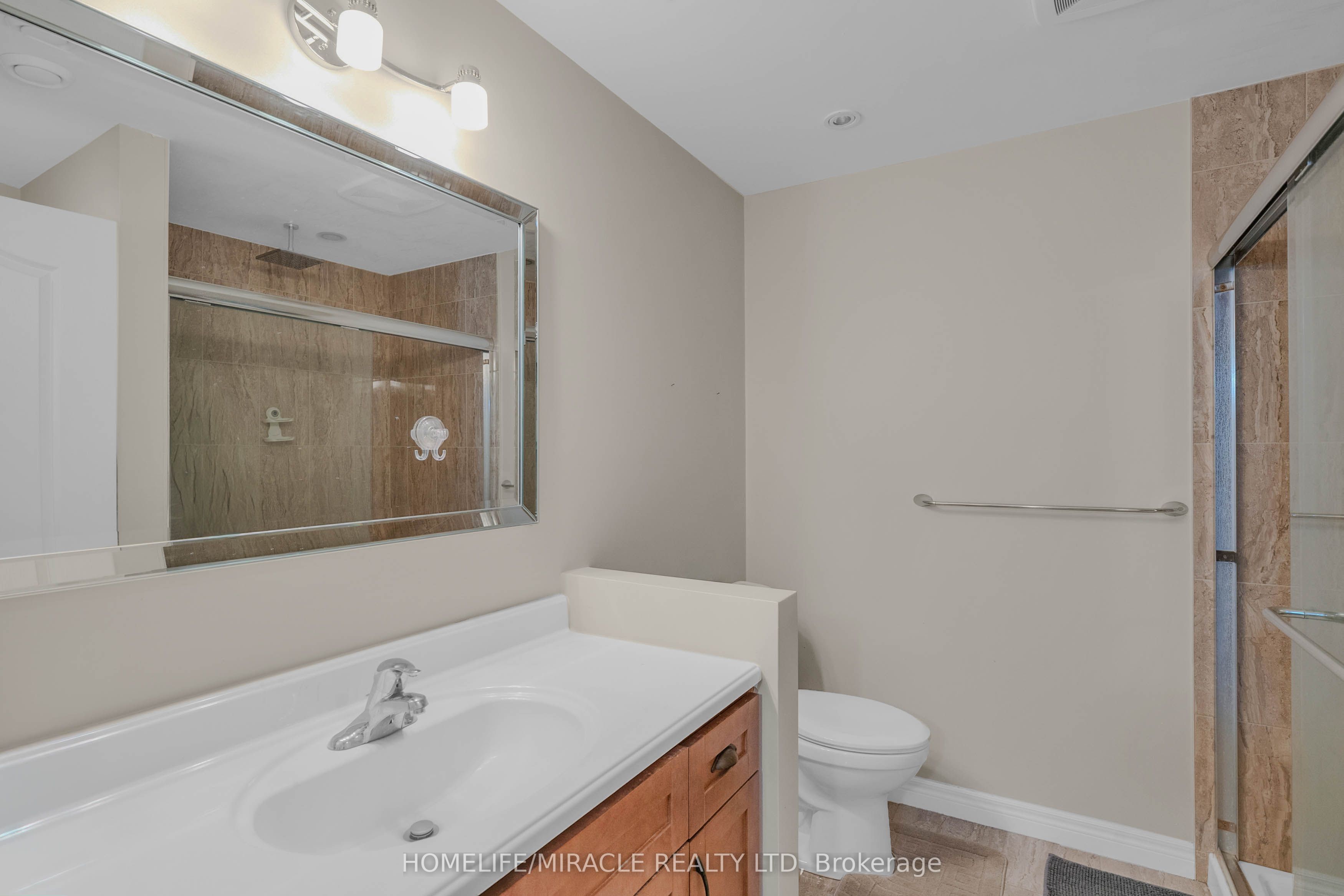 560 Grey Street 3 Property Photo 26